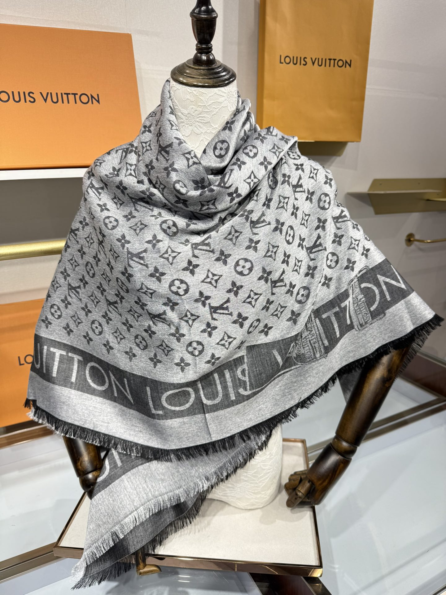 💟原单LV【LOCK AND GO DENIM】大披肩，披肩将传统元素与丹宁材质的摩登韵味巧妙相融，可为