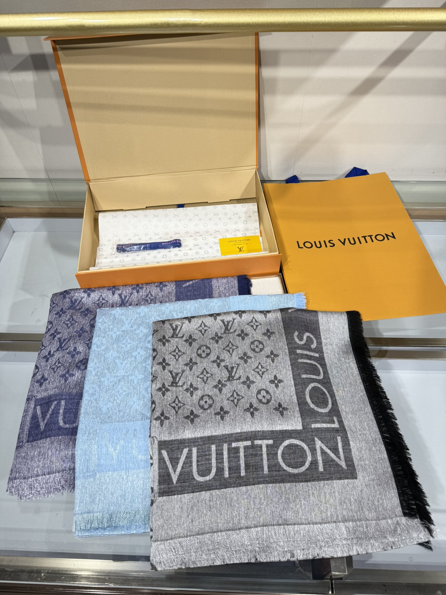 💟原单LV【LOCK AND GO DENIM】大披肩，披肩将传统元素与丹宁材质的摩登韵味巧妙相融，可为