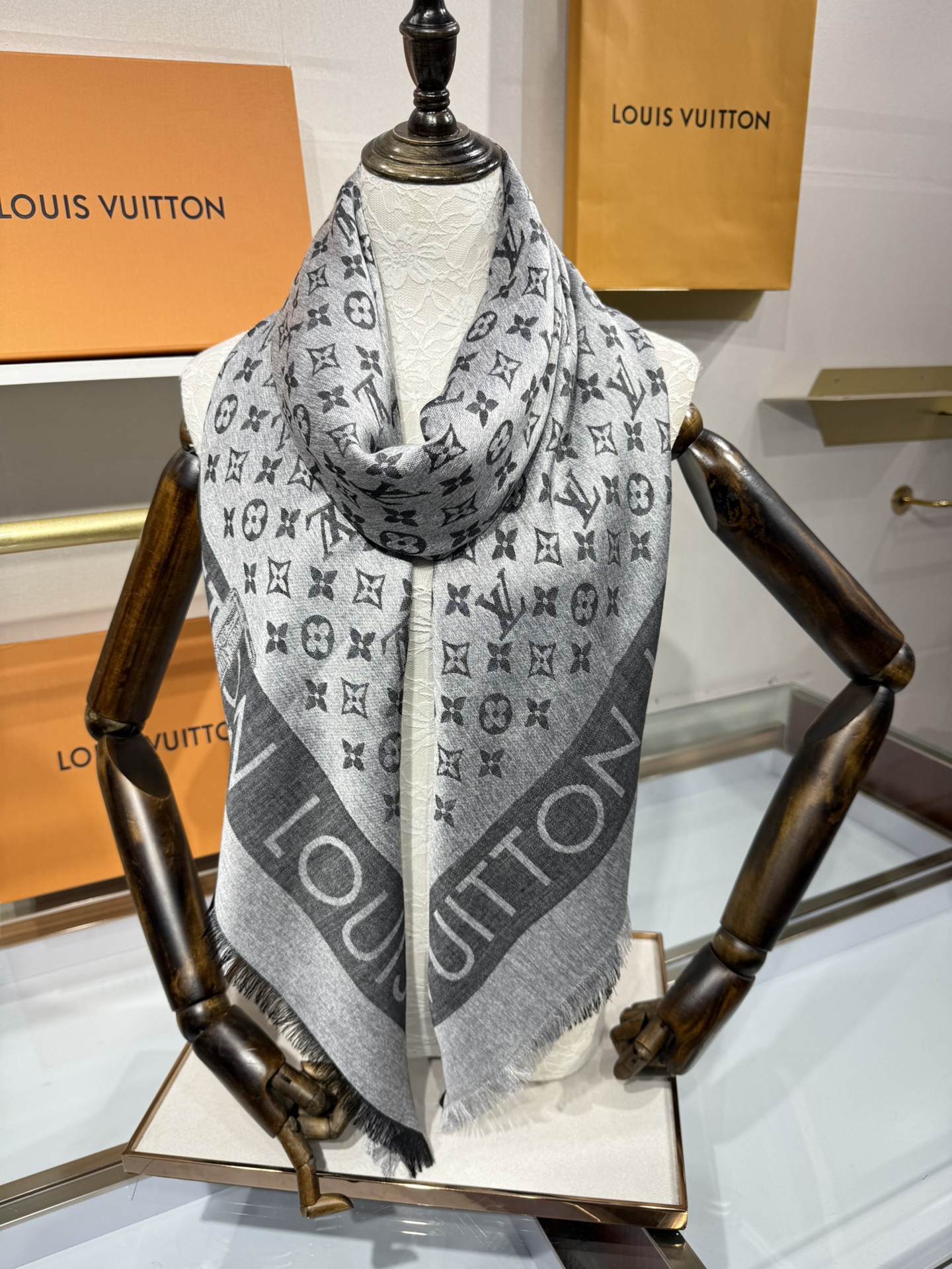 💟原单LV【LOCK AND GO DENIM】大披肩，披肩将传统元素与丹宁材质的摩登韵味巧妙相融，可为