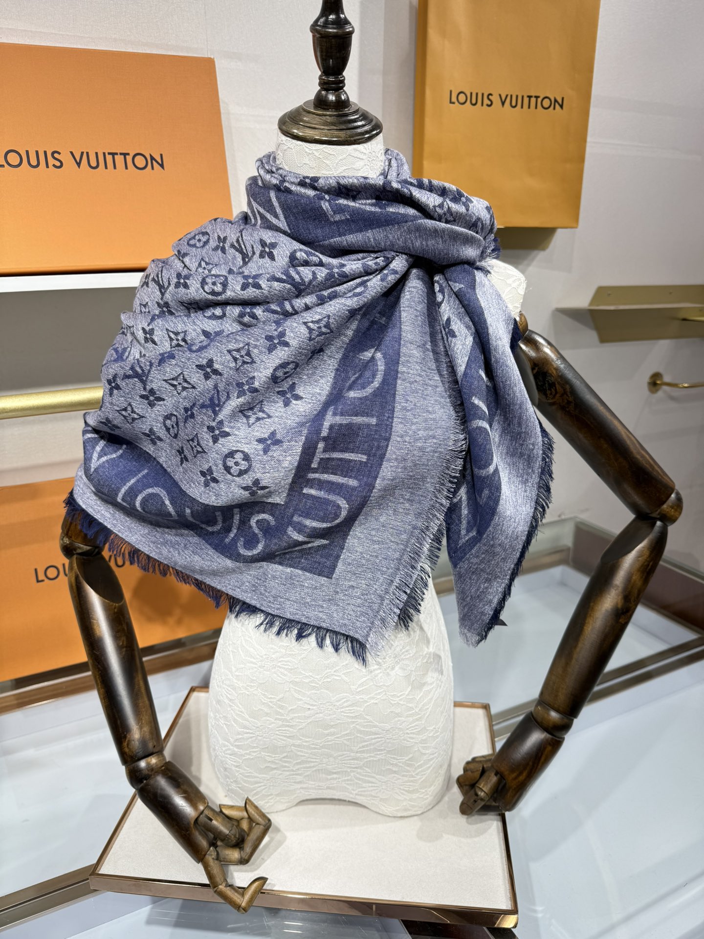 💟原单LV【LOCK AND GO DENIM】大披肩，披肩将传统元素与丹宁材质的摩登韵味巧妙相融，可为