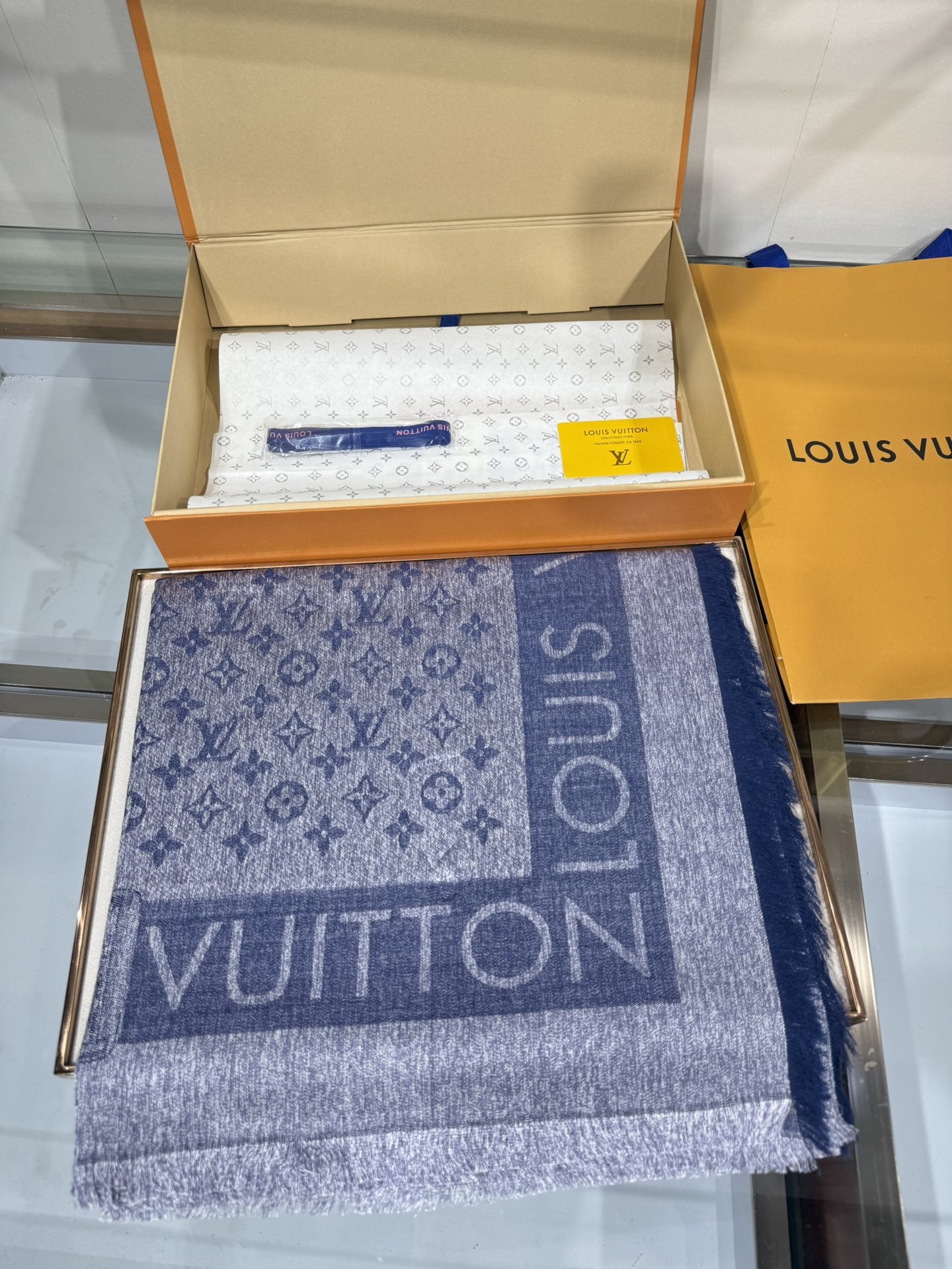 💟原单LV【LOCK AND GO DENIM】大披肩，披肩将传统元素与丹宁材质的摩登韵味巧妙相融，可为