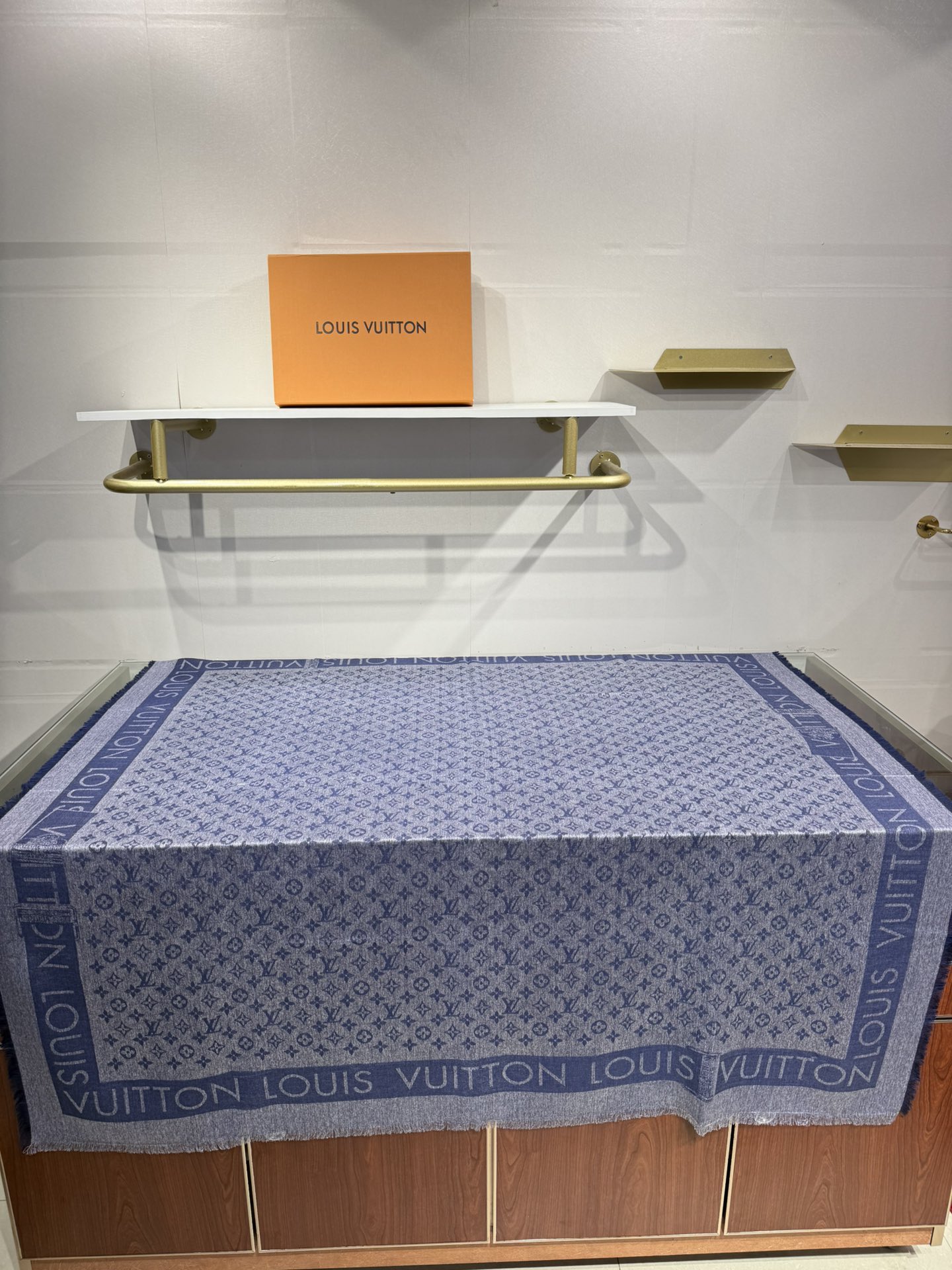 💟原单LV【LOCK AND GO DENIM】大披肩，披肩将传统元素与丹宁材质的摩登韵味巧妙相融，可为