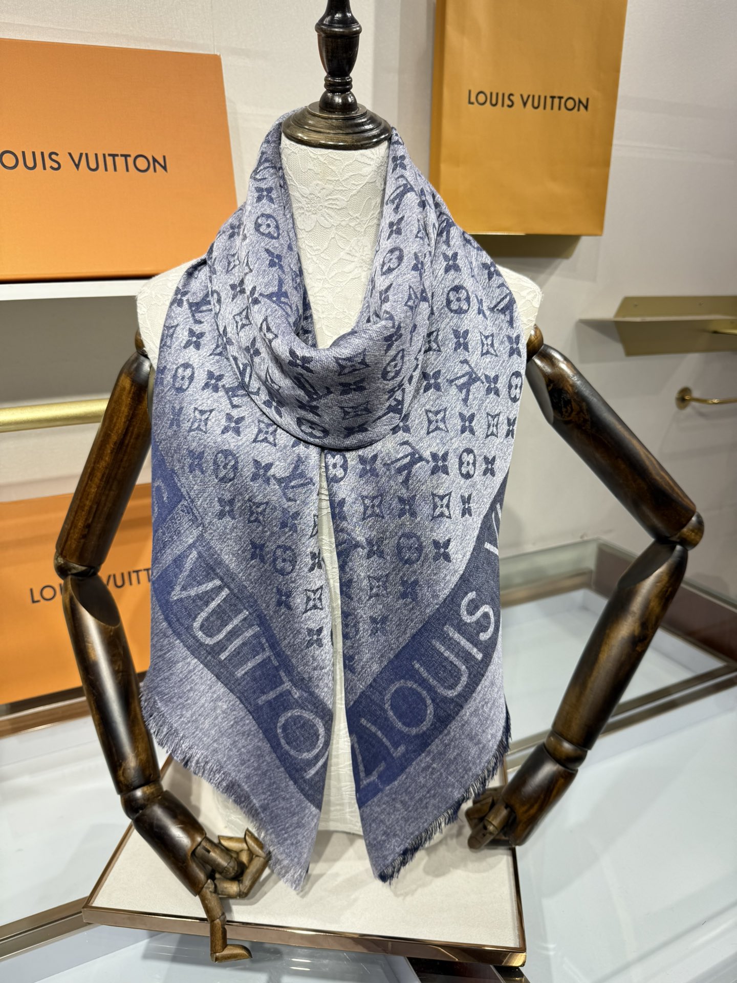 💟原单LV【LOCK AND GO DENIM】大披肩，披肩将传统元素与丹宁材质的摩登韵味巧妙相融，可为