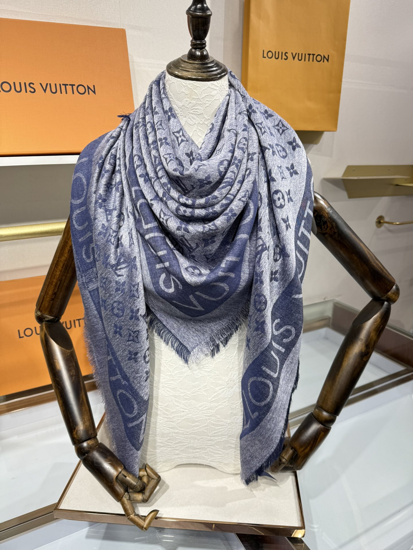 💟原单LV【LOCK AND GO DENIM】大披肩，披肩将传统元素与丹宁材质的摩登韵味巧妙相融，可为