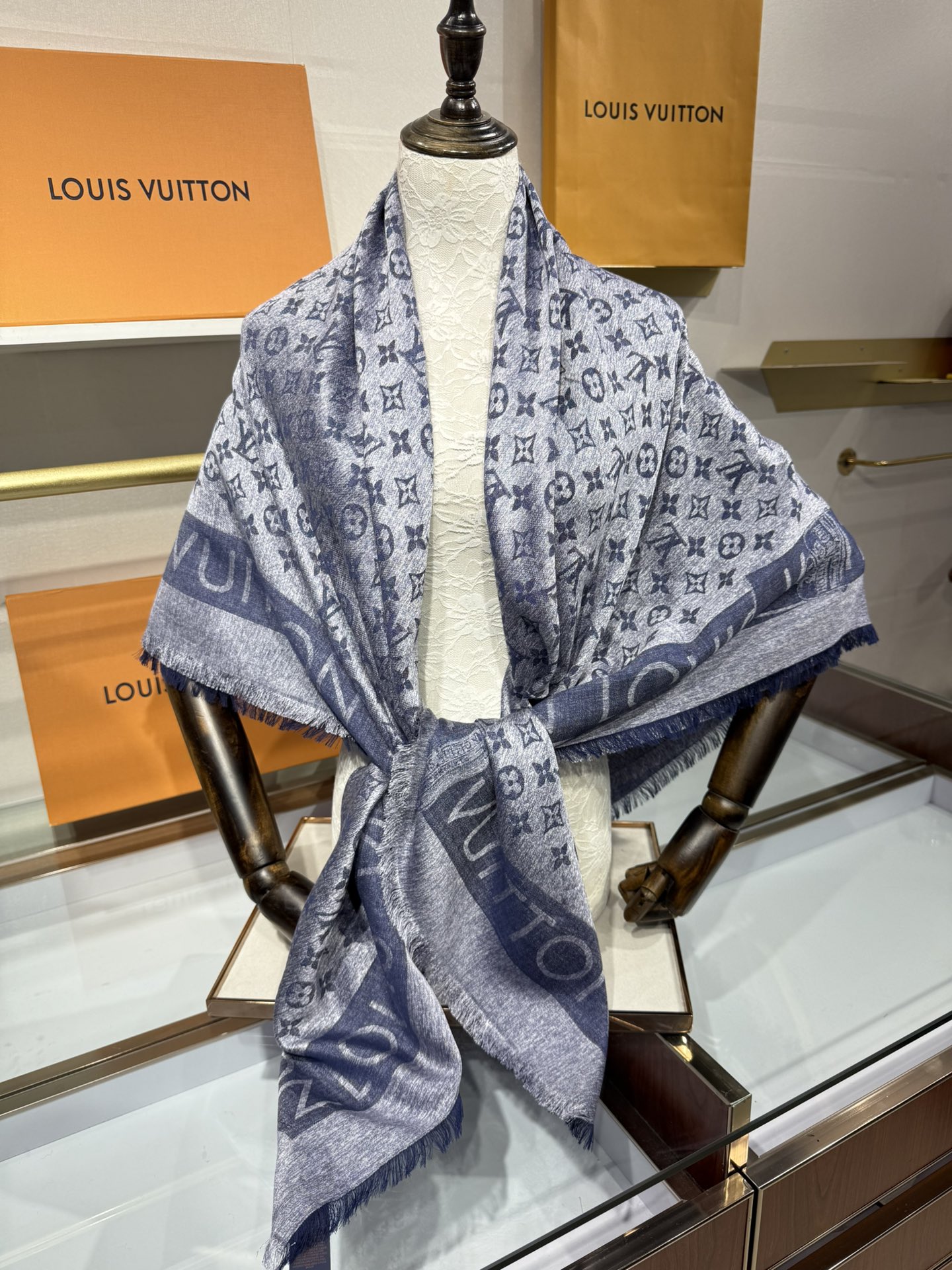 💟原单LV【LOCK AND GO DENIM】大披肩，披肩将传统元素与丹宁材质的摩登韵味巧妙相融，可为