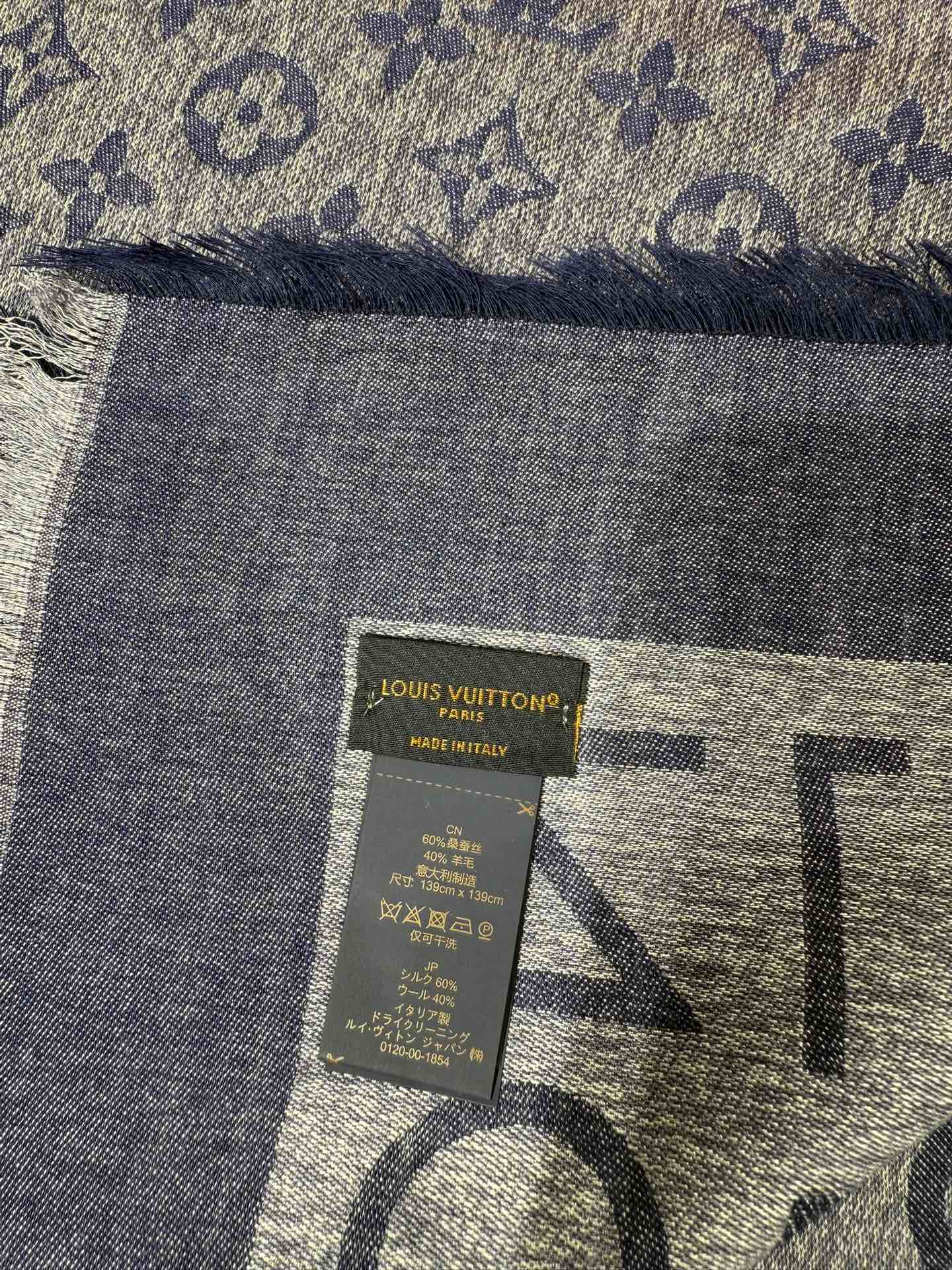 💟原单LV【LOCK AND GO DENIM】大披肩，披肩将传统元素与丹宁材质的摩登韵味巧妙相融，可为