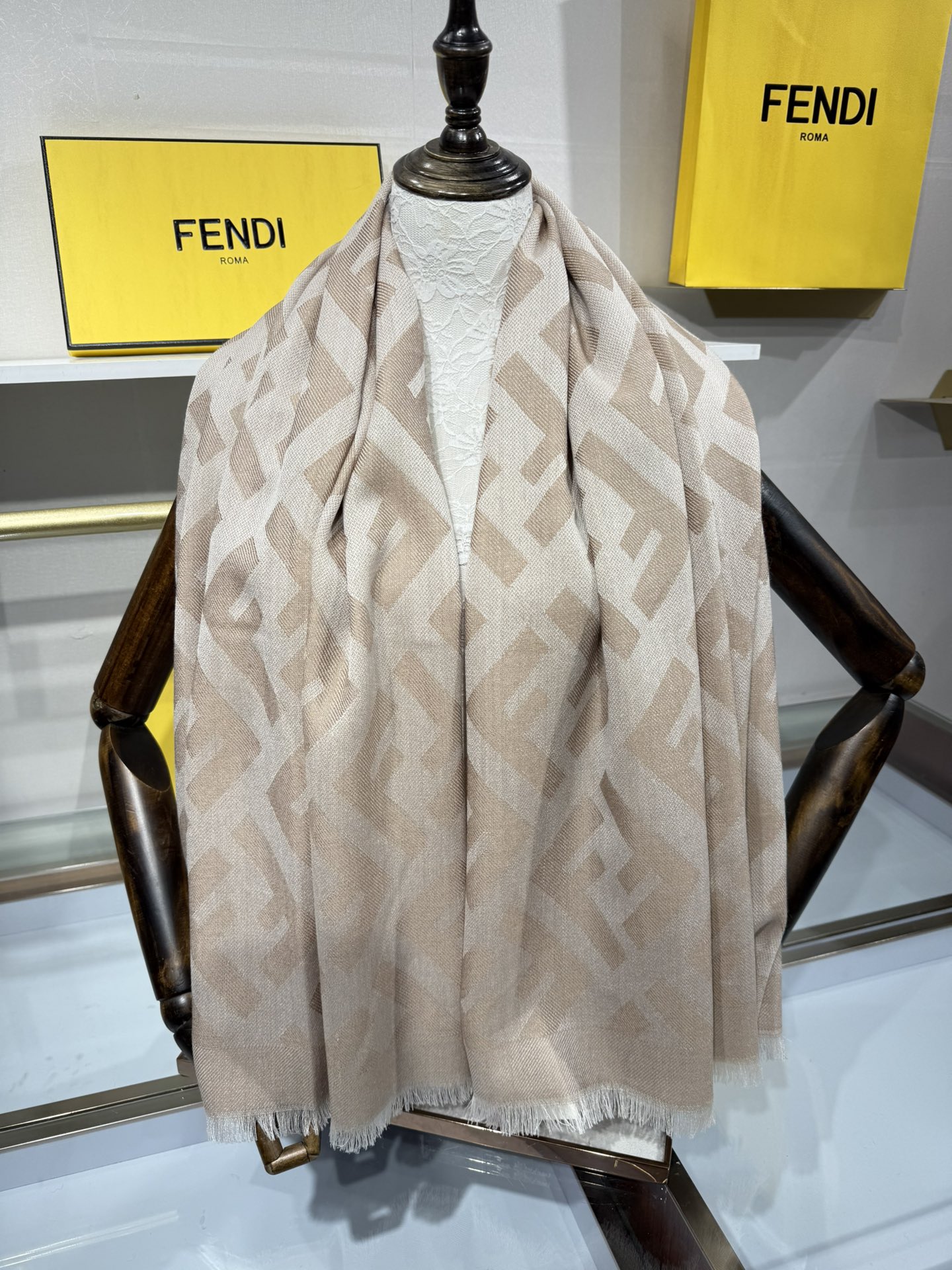 💟诠释什么叫高端顶奢产品～羊绒+羊毛方巾Fendi 卓尔不凡，高级有气场！！】非常抬人！永远加分的F秋冬