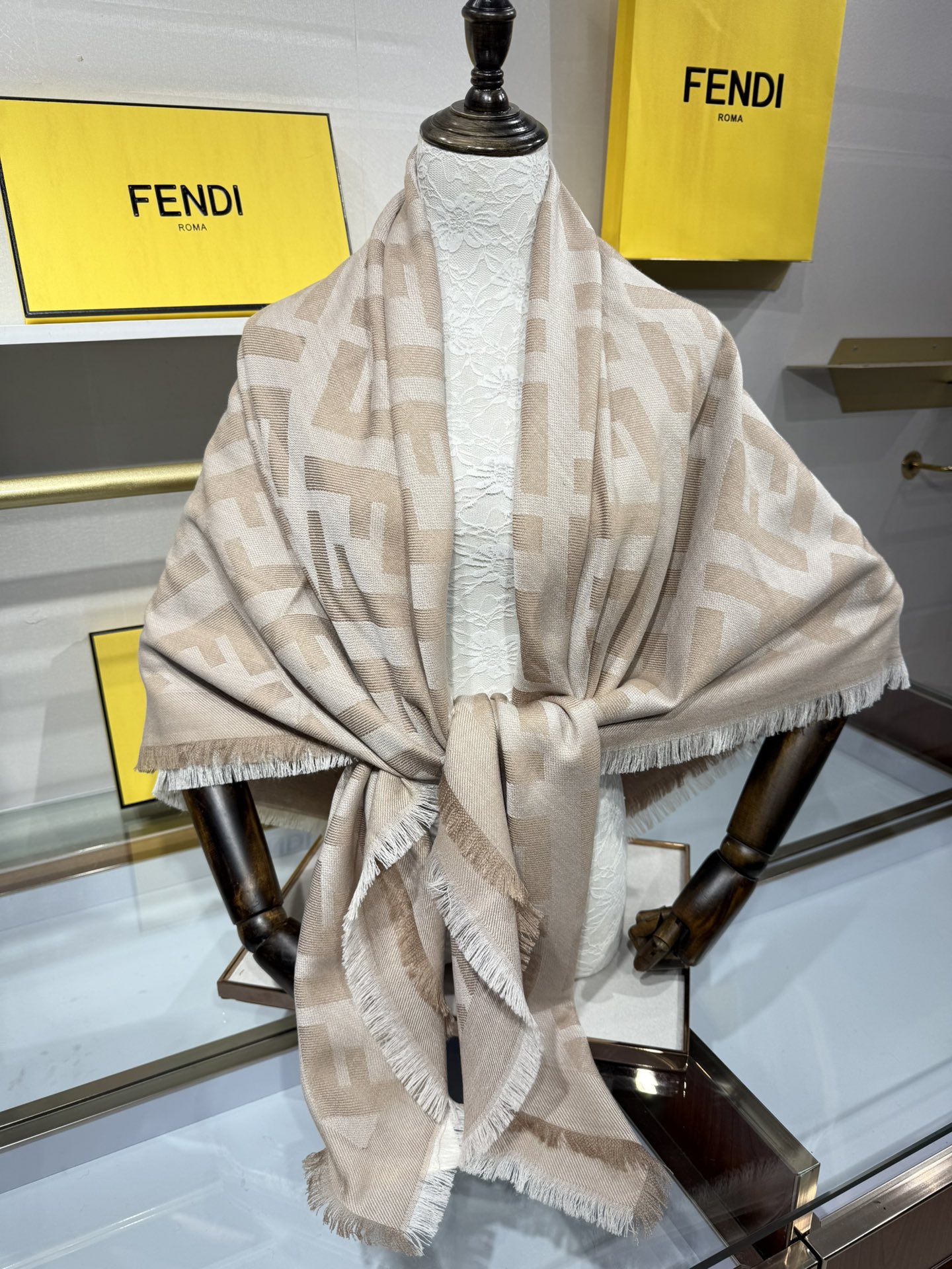 💟诠释什么叫高端顶奢产品～羊绒+羊毛方巾Fendi 卓尔不凡，高级有气场！！】非常抬人！永远加分的F秋冬