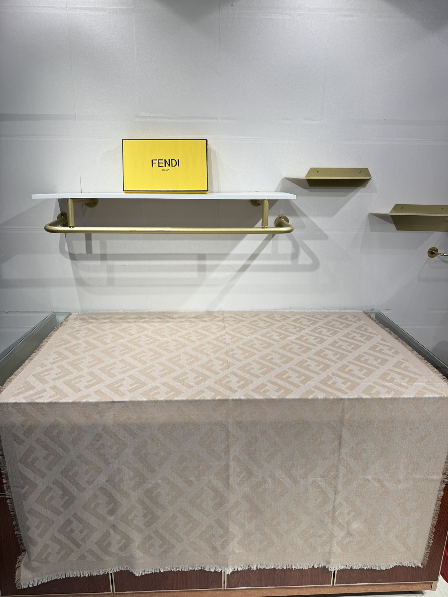 💟诠释什么叫高端顶奢产品～羊绒+羊毛方巾Fendi 卓尔不凡，高级有气场！！】非常抬人！永远加分的F秋冬