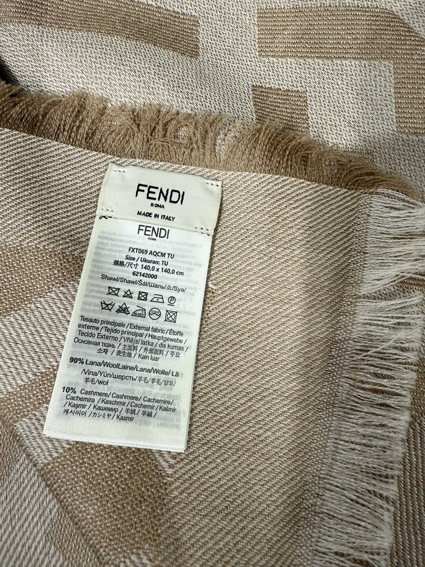 💟诠释什么叫高端顶奢产品～羊绒+羊毛方巾Fendi 卓尔不凡，高级有气场！！】非常抬人！永远加分的F秋冬