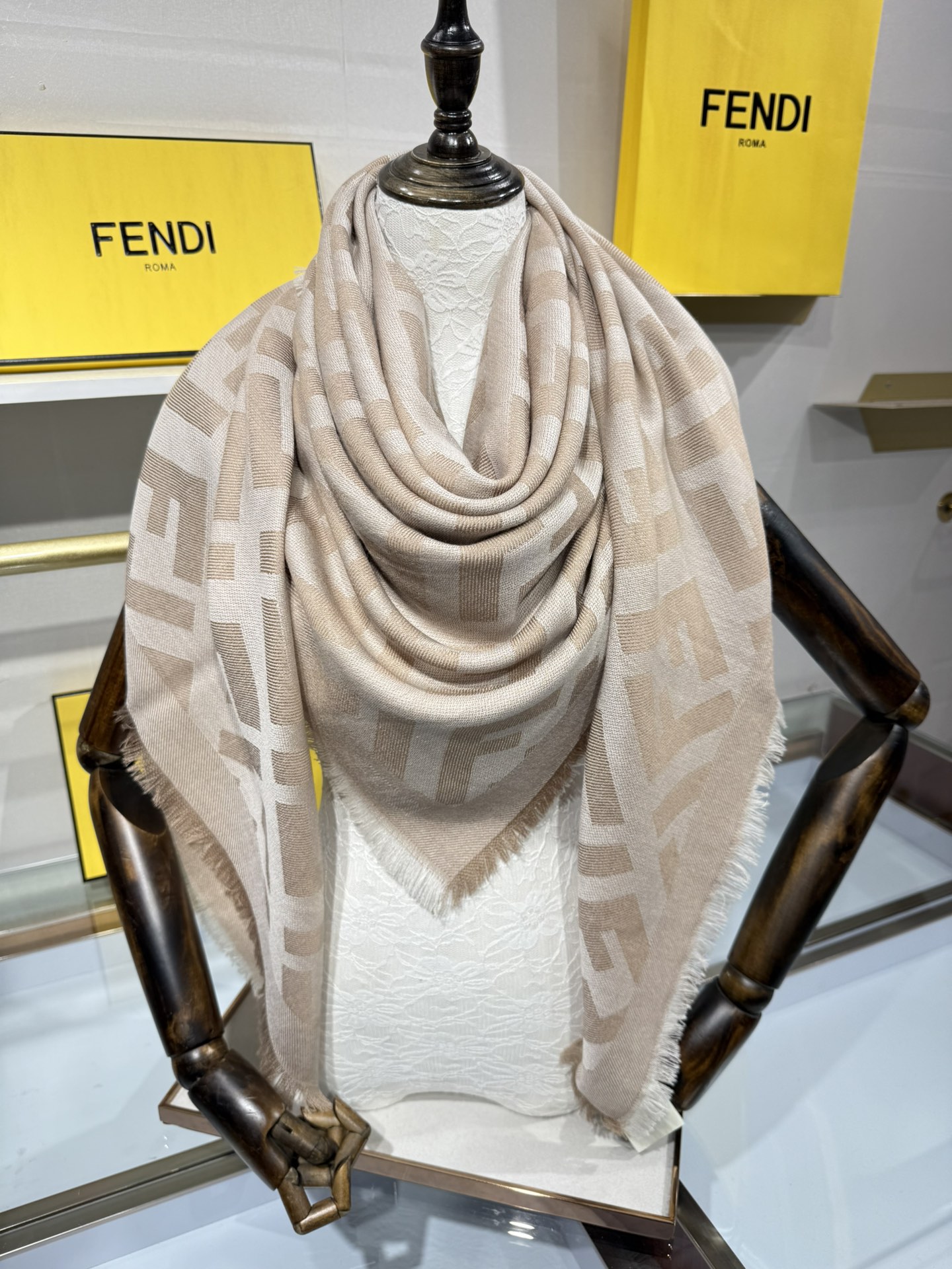 💟诠释什么叫高端顶奢产品～羊绒+羊毛方巾Fendi 卓尔不凡，高级有气场！！】非常抬人！永远加分的F秋冬