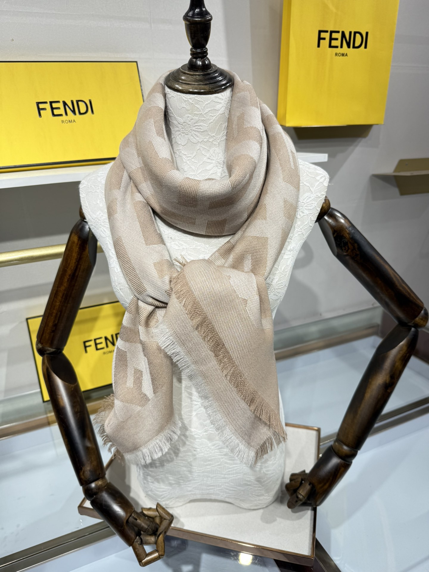 💟诠释什么叫高端顶奢产品～羊绒+羊毛方巾Fendi 卓尔不凡，高级有气场！！】非常抬人！永远加分的F秋冬