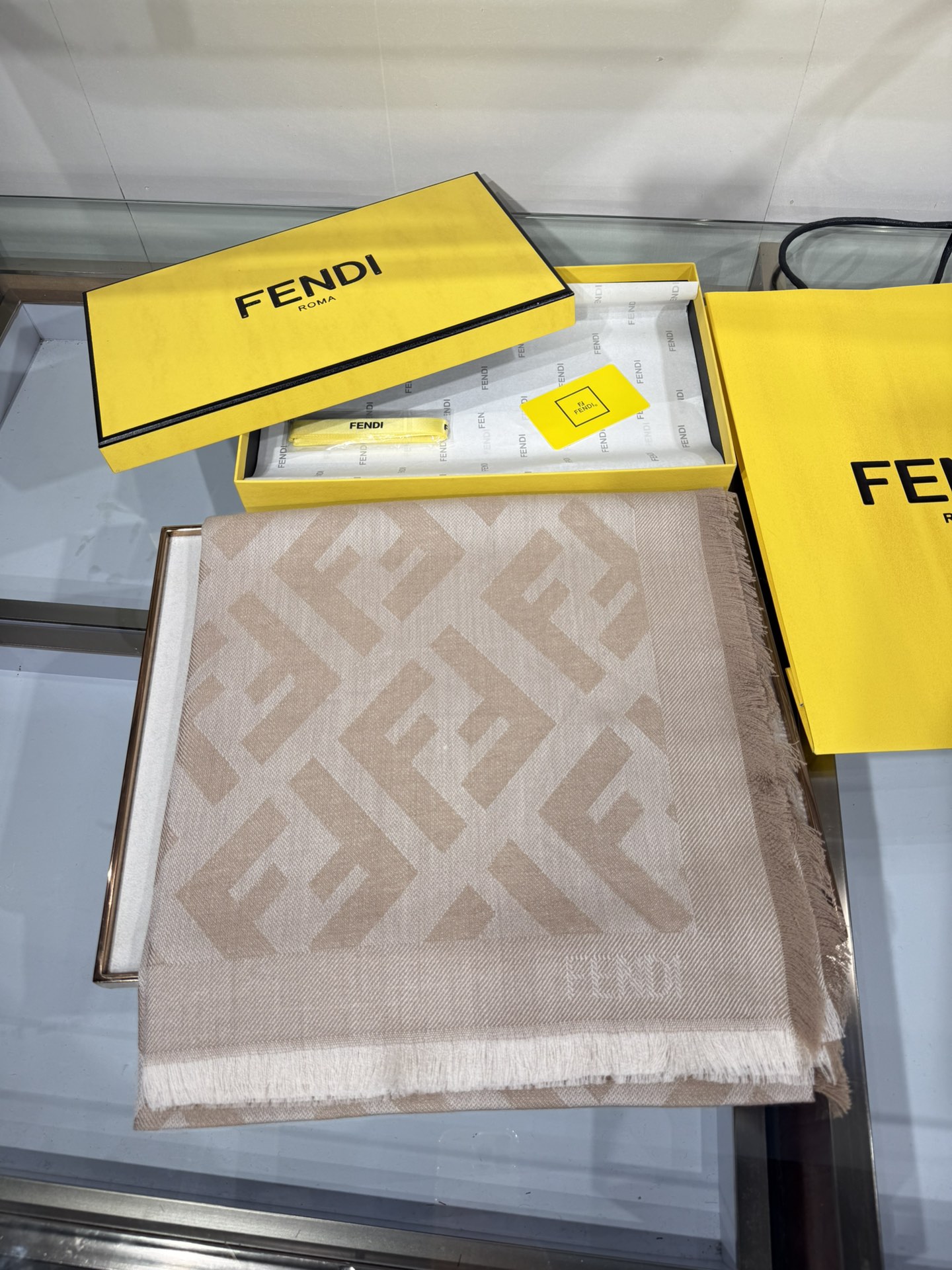 💟诠释什么叫高端顶奢产品～羊绒+羊毛方巾Fendi 卓尔不凡，高级有气场！！】非常抬人！永远加分的F秋冬