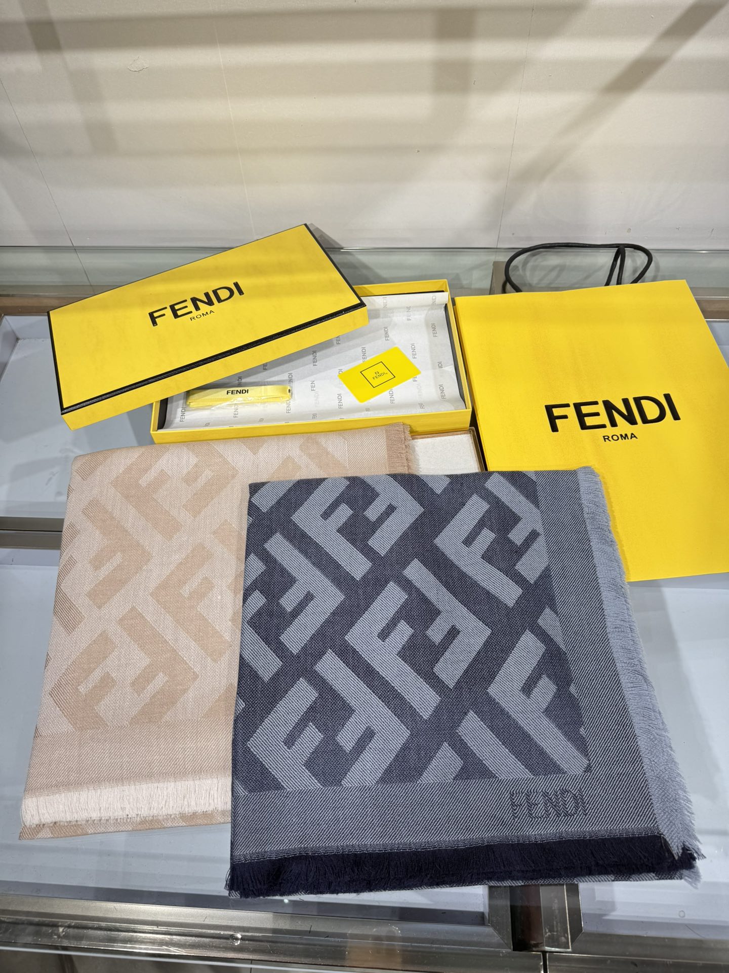 💟诠释什么叫高端顶奢产品～羊绒+羊毛方巾Fendi 卓尔不凡，高级有气场！！】非常抬人！永远加分的F秋冬