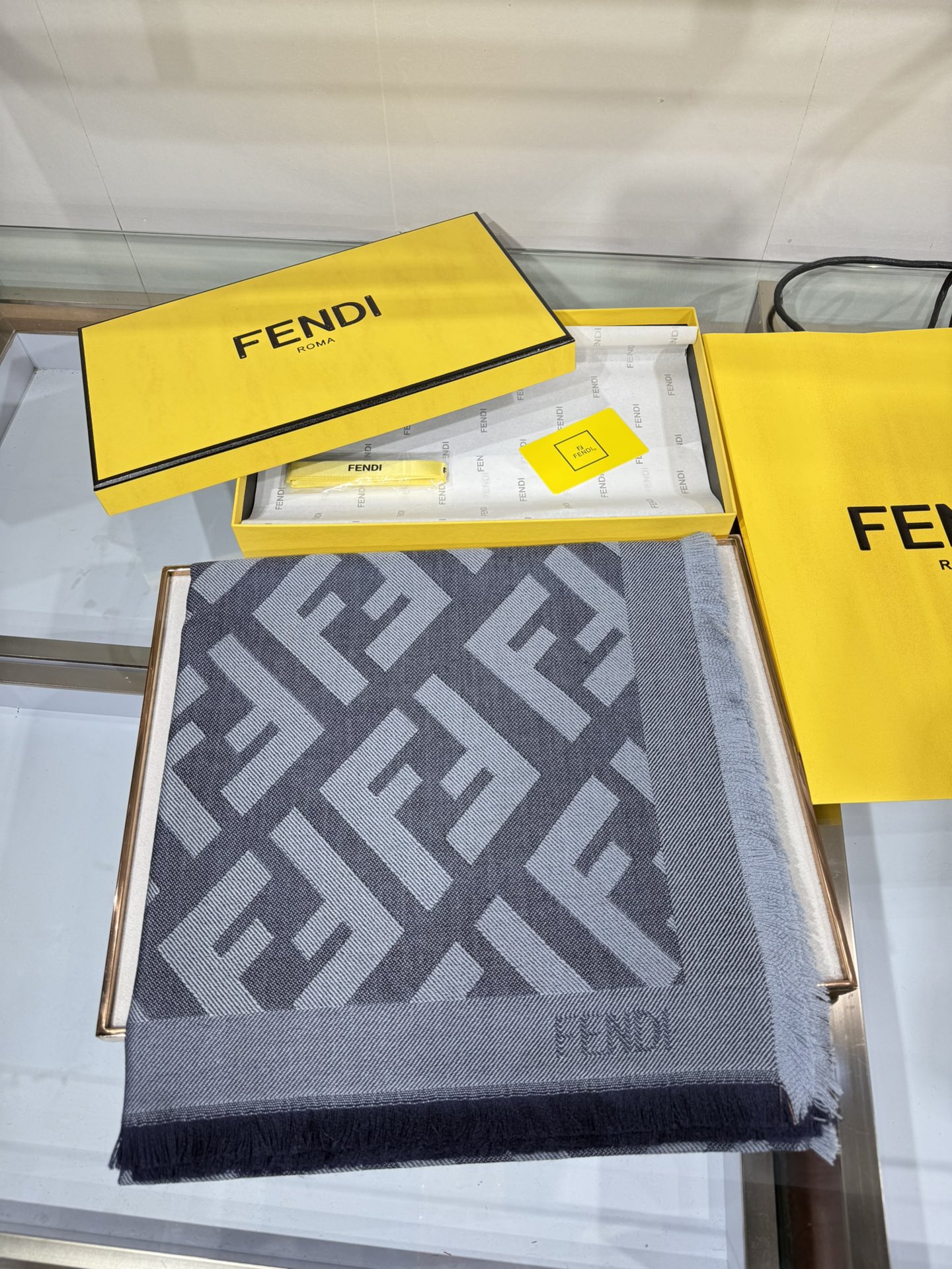 💟诠释什么叫高端顶奢产品～羊绒+羊毛方巾Fendi 卓尔不凡，高级有气场！！】非常抬人！永远加分的F秋冬