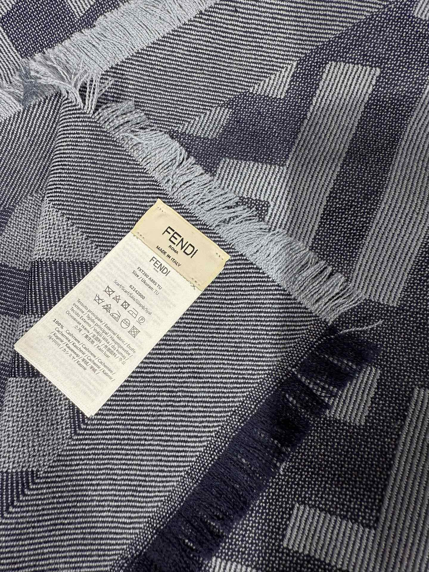 💟诠释什么叫高端顶奢产品～羊绒+羊毛方巾Fendi 卓尔不凡，高级有气场！！】非常抬人！永远加分的F秋冬