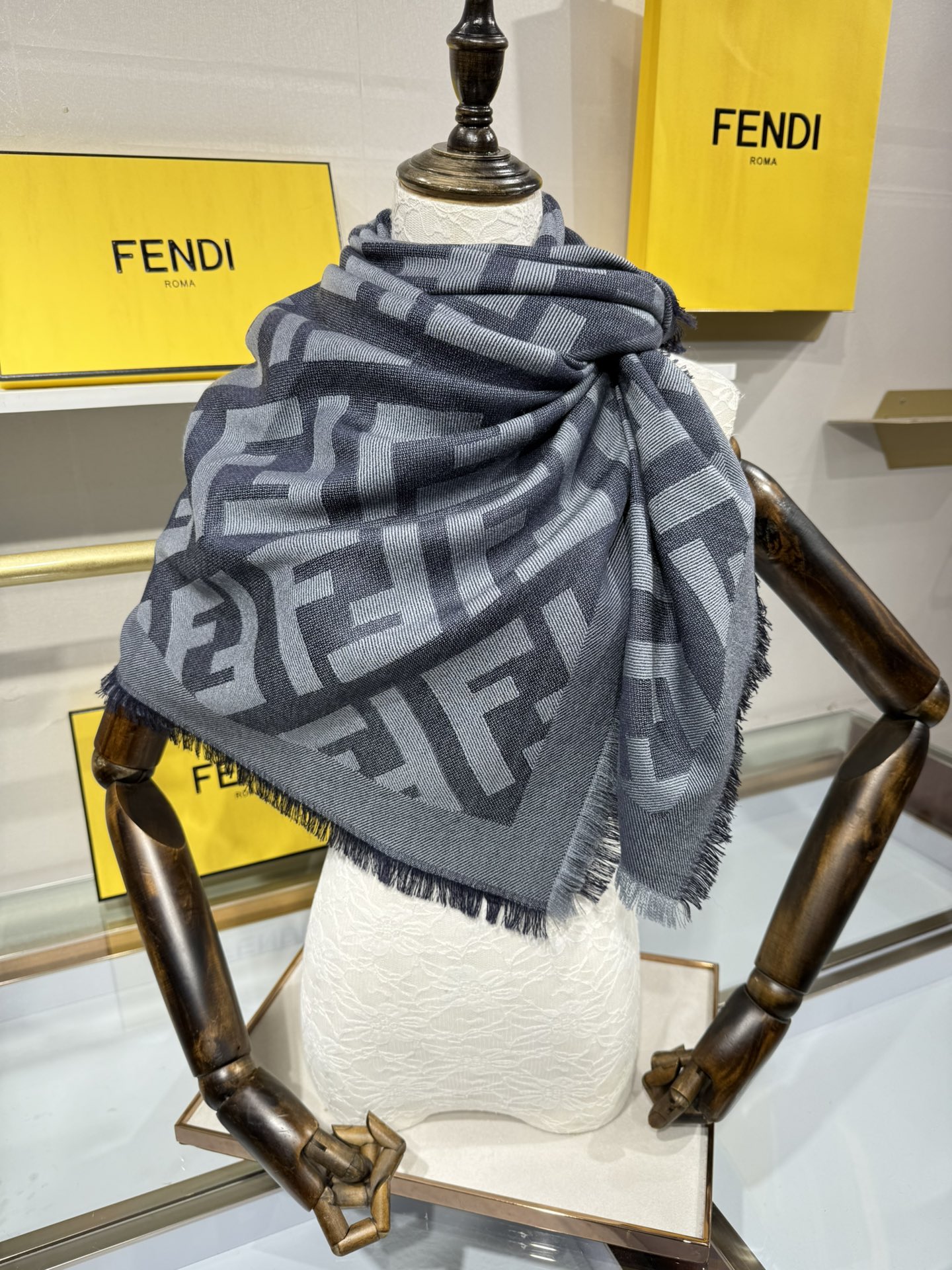 💟诠释什么叫高端顶奢产品～羊绒+羊毛方巾Fendi 卓尔不凡，高级有气场！！】非常抬人！永远加分的F秋冬