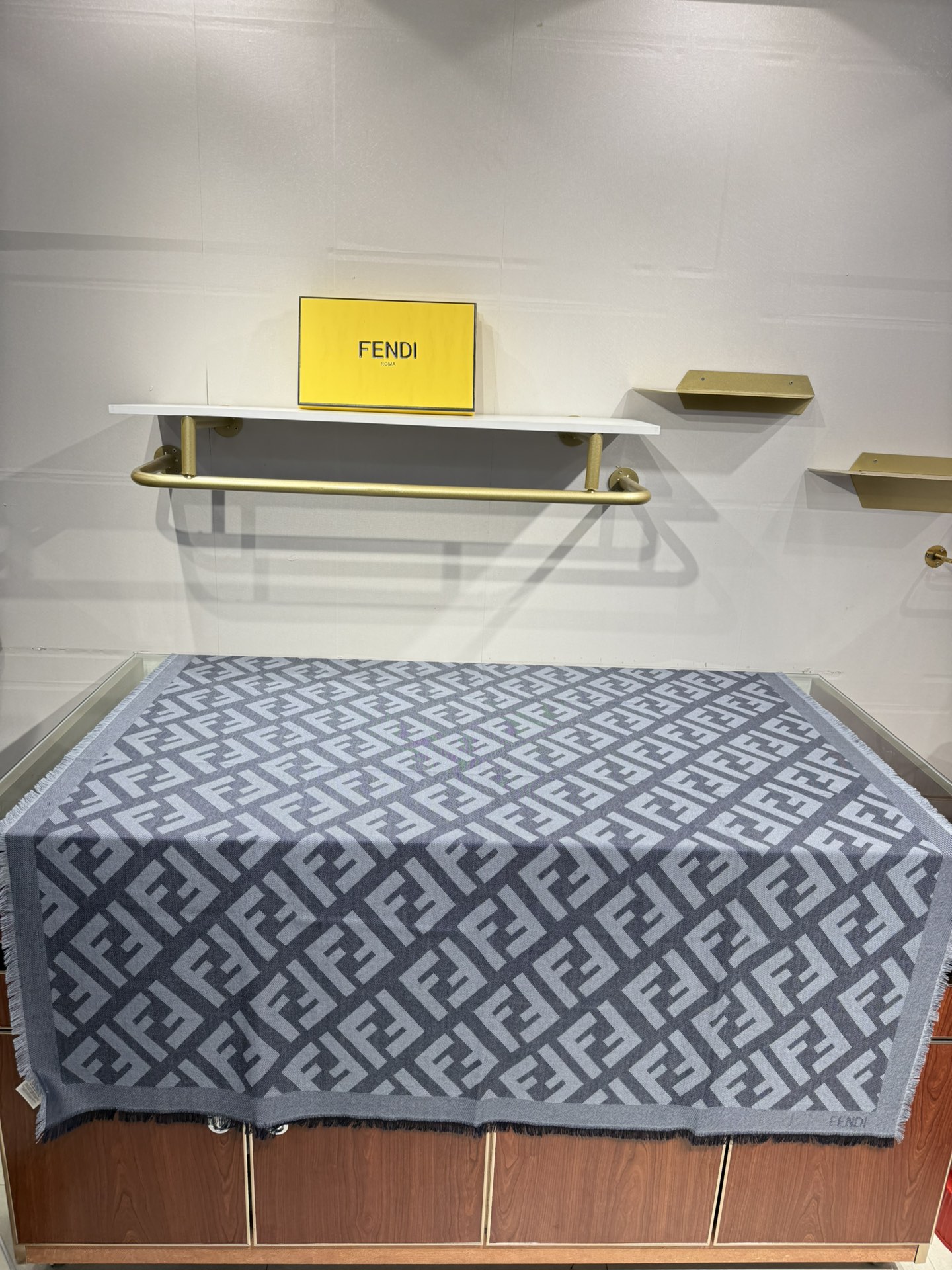 💟诠释什么叫高端顶奢产品～羊绒+羊毛方巾Fendi 卓尔不凡，高级有气场！！】非常抬人！永远加分的F秋冬