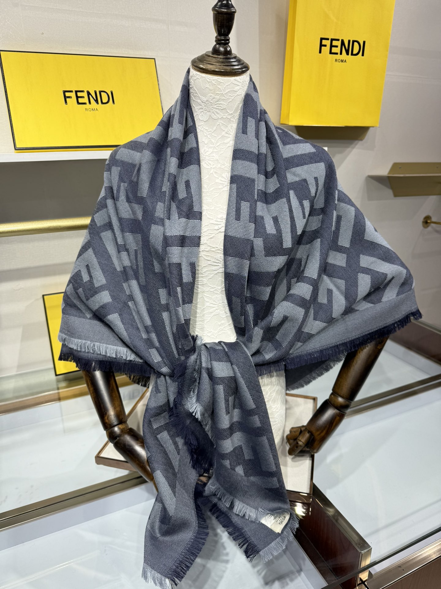 💟诠释什么叫高端顶奢产品～羊绒+羊毛方巾Fendi 卓尔不凡，高级有气场！！】非常抬人！永远加分的F秋冬