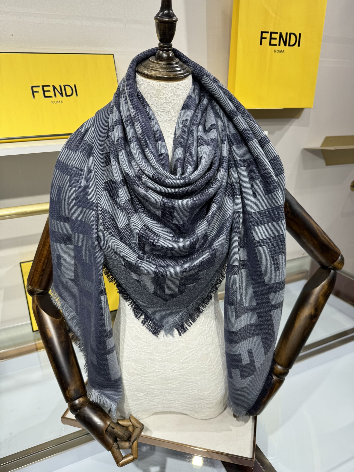 💟诠释什么叫高端顶奢产品～羊绒+羊毛方巾Fendi 卓尔不凡，高级有气场！！】非常抬人！永远加分的F秋冬