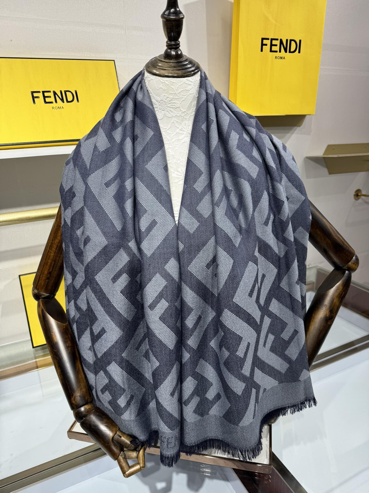 💟诠释什么叫高端顶奢产品～羊绒+羊毛方巾Fendi 卓尔不凡，高级有气场！！】非常抬人！永远加分的F秋冬