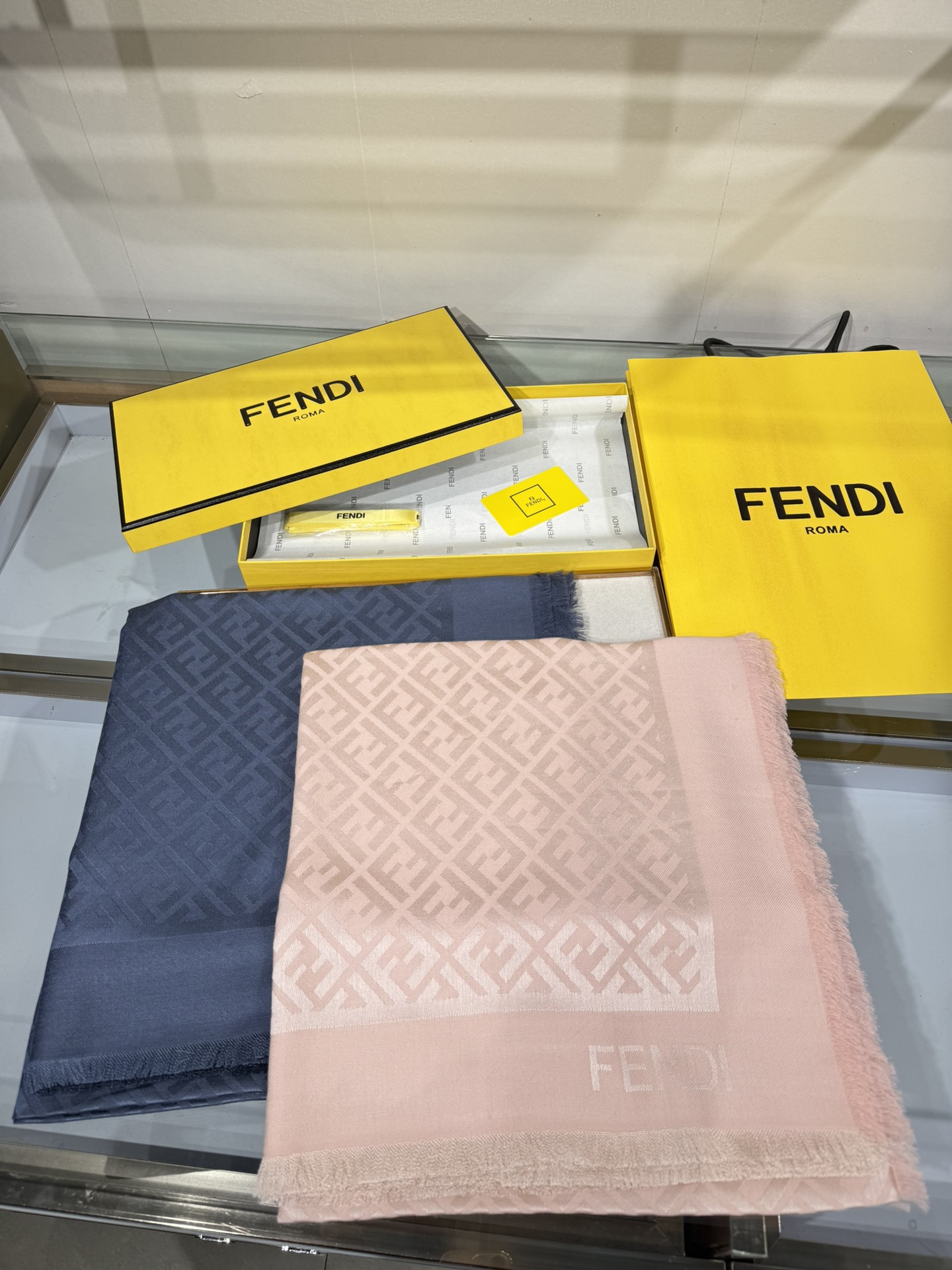 💟诠释什么叫高端顶奢产品～羊绒+羊毛方巾Fendi 卓尔不凡，高级有气场！！】非常抬人！永远加分的F秋冬