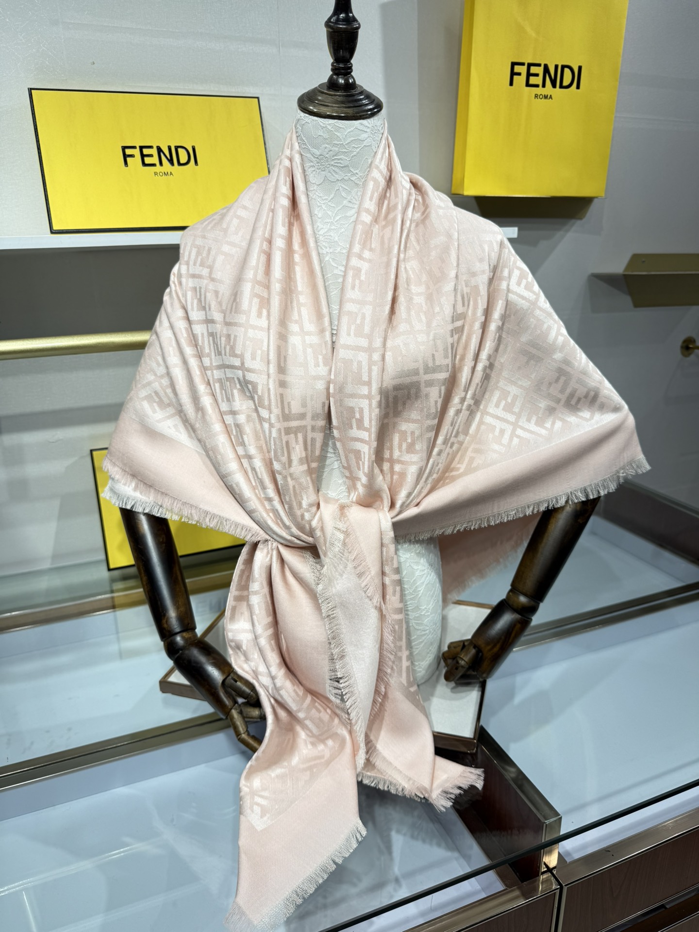 💟诠释什么叫高端顶奢产品～羊绒+羊毛方巾Fendi 卓尔不凡，高级有气场！！】非常抬人！永远加分的F秋冬