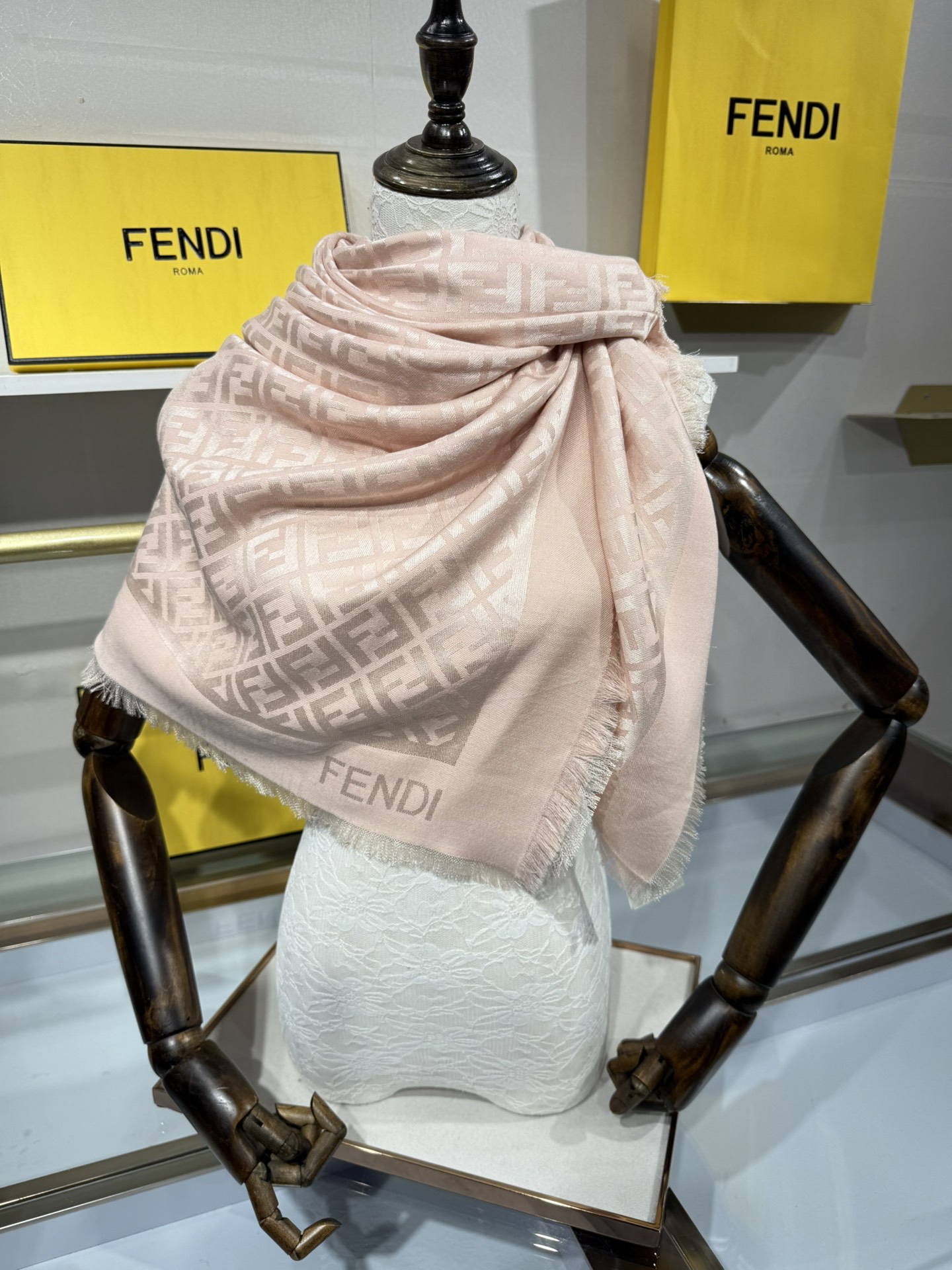 💟诠释什么叫高端顶奢产品～羊绒+羊毛方巾Fendi 卓尔不凡，高级有气场！！】非常抬人！永远加分的F秋冬