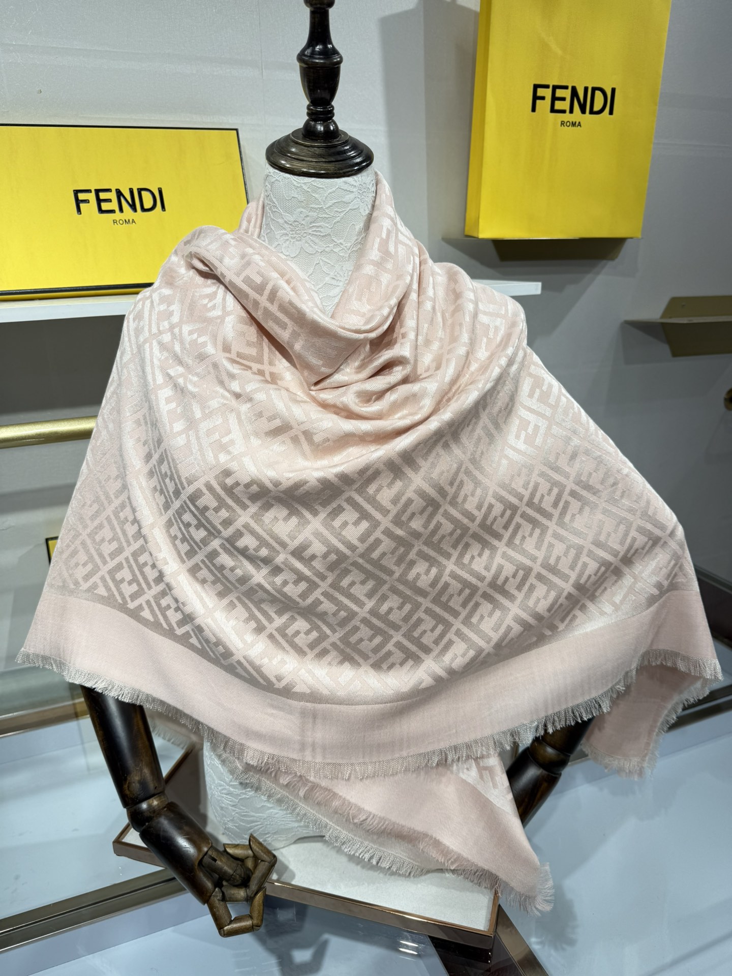 💟诠释什么叫高端顶奢产品～羊绒+羊毛方巾Fendi 卓尔不凡，高级有气场！！】非常抬人！永远加分的F秋冬