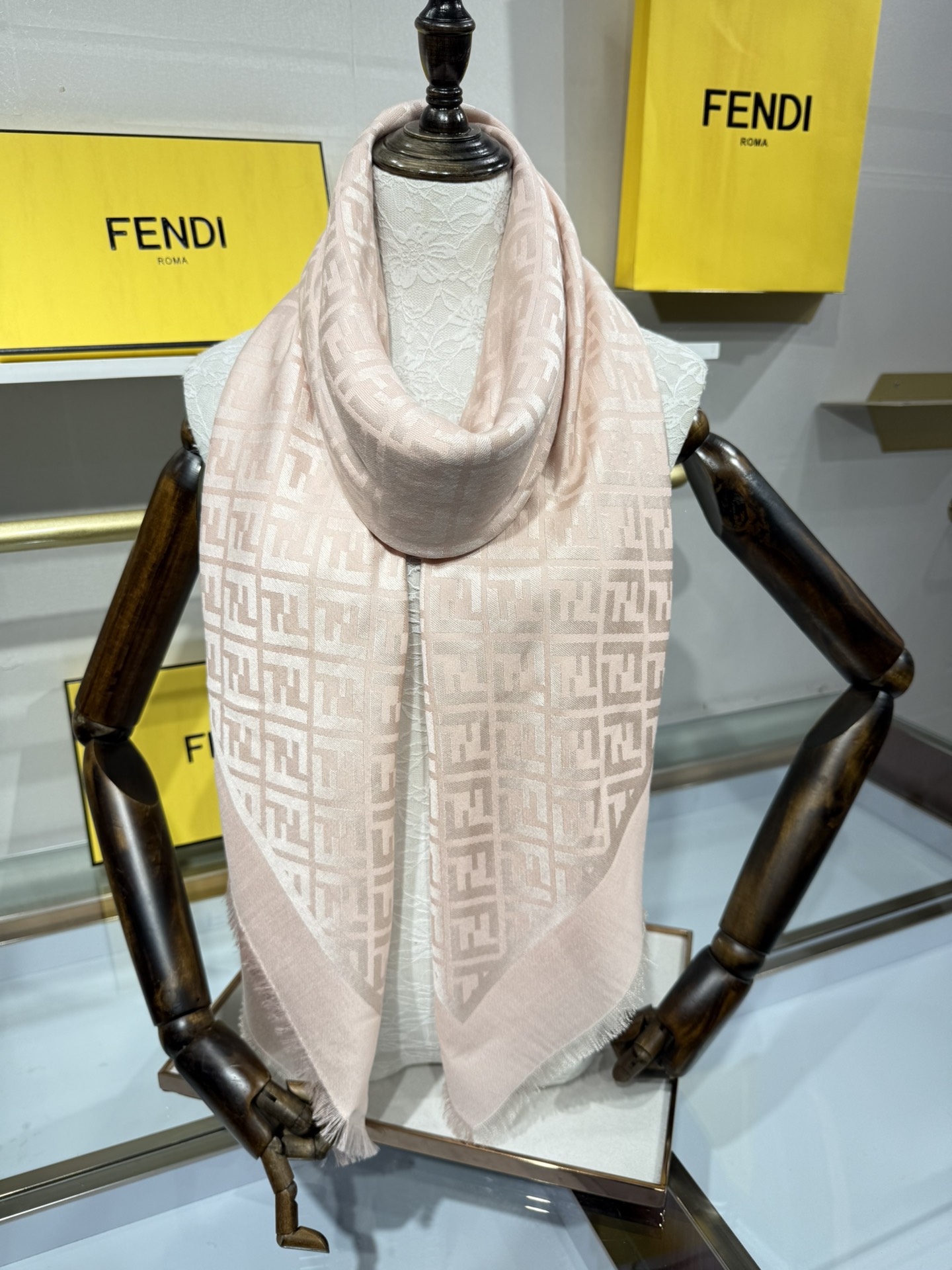 💟诠释什么叫高端顶奢产品～羊绒+羊毛方巾Fendi 卓尔不凡，高级有气场！！】非常抬人！永远加分的F秋冬