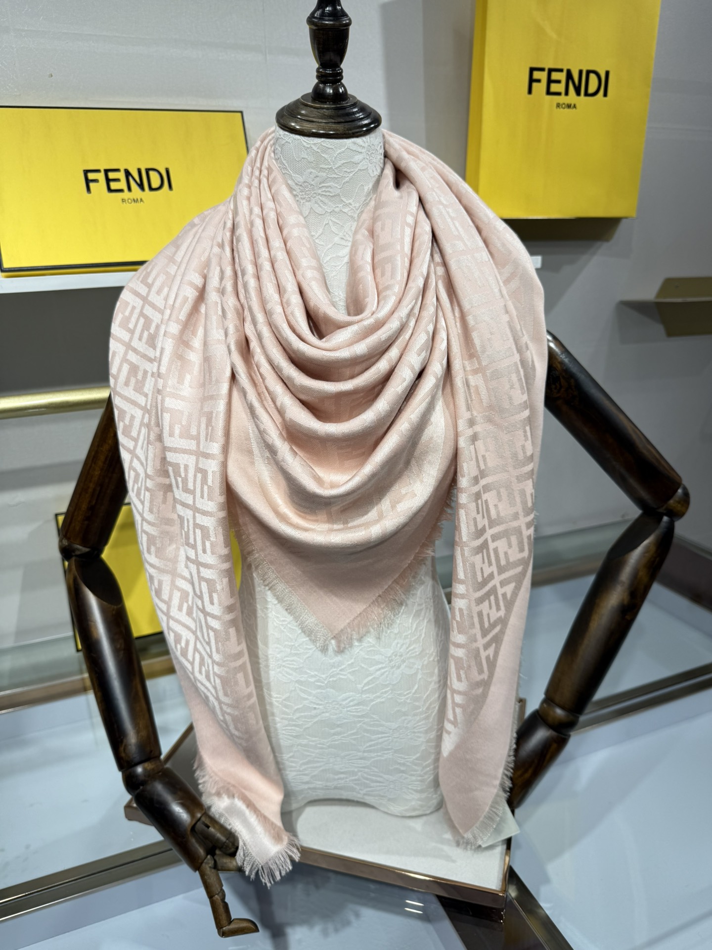 💟诠释什么叫高端顶奢产品～羊绒+羊毛方巾Fendi 卓尔不凡，高级有气场！！】非常抬人！永远加分的F秋冬