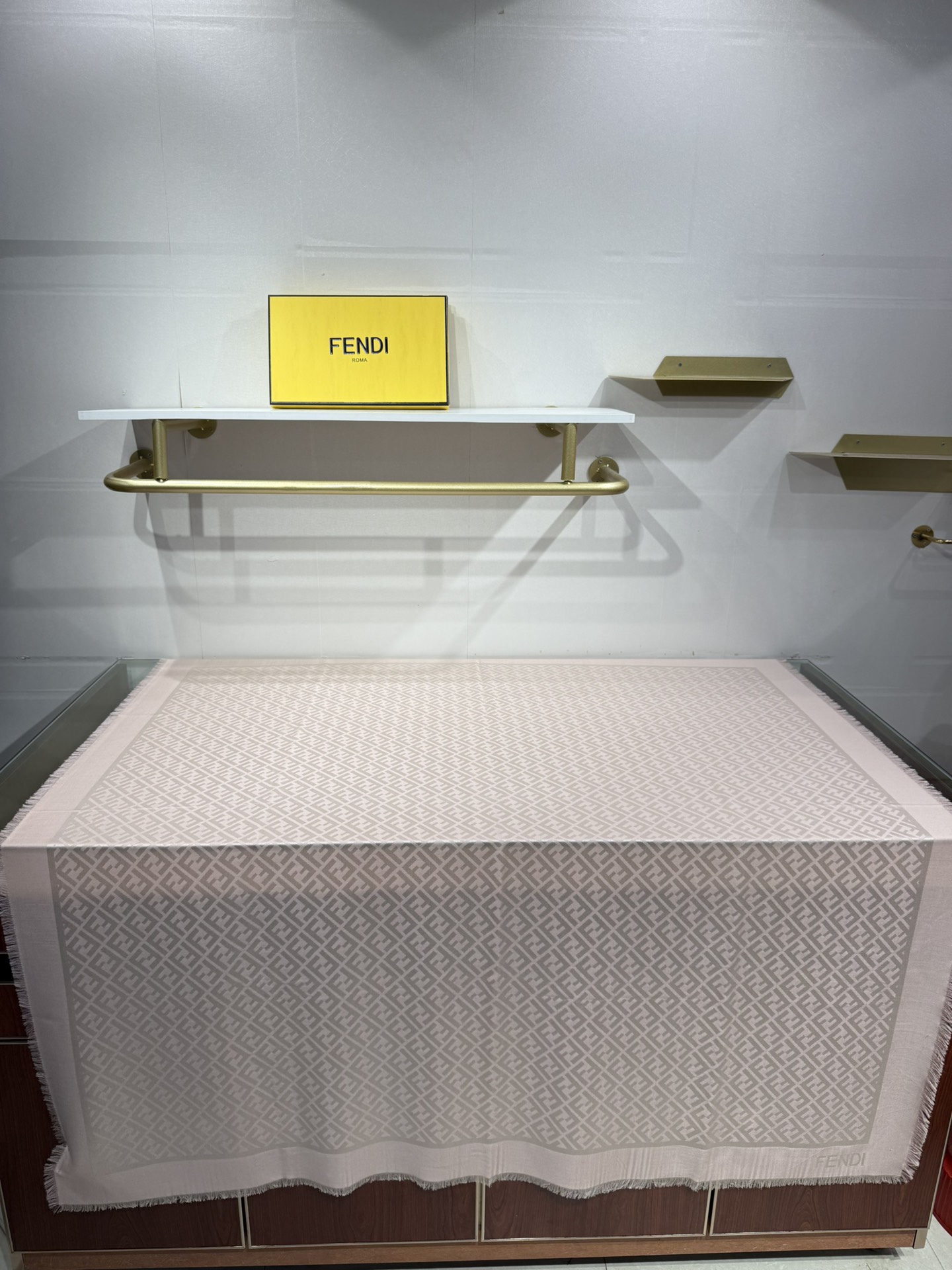 💟诠释什么叫高端顶奢产品～羊绒+羊毛方巾Fendi 卓尔不凡，高级有气场！！】非常抬人！永远加分的F秋冬