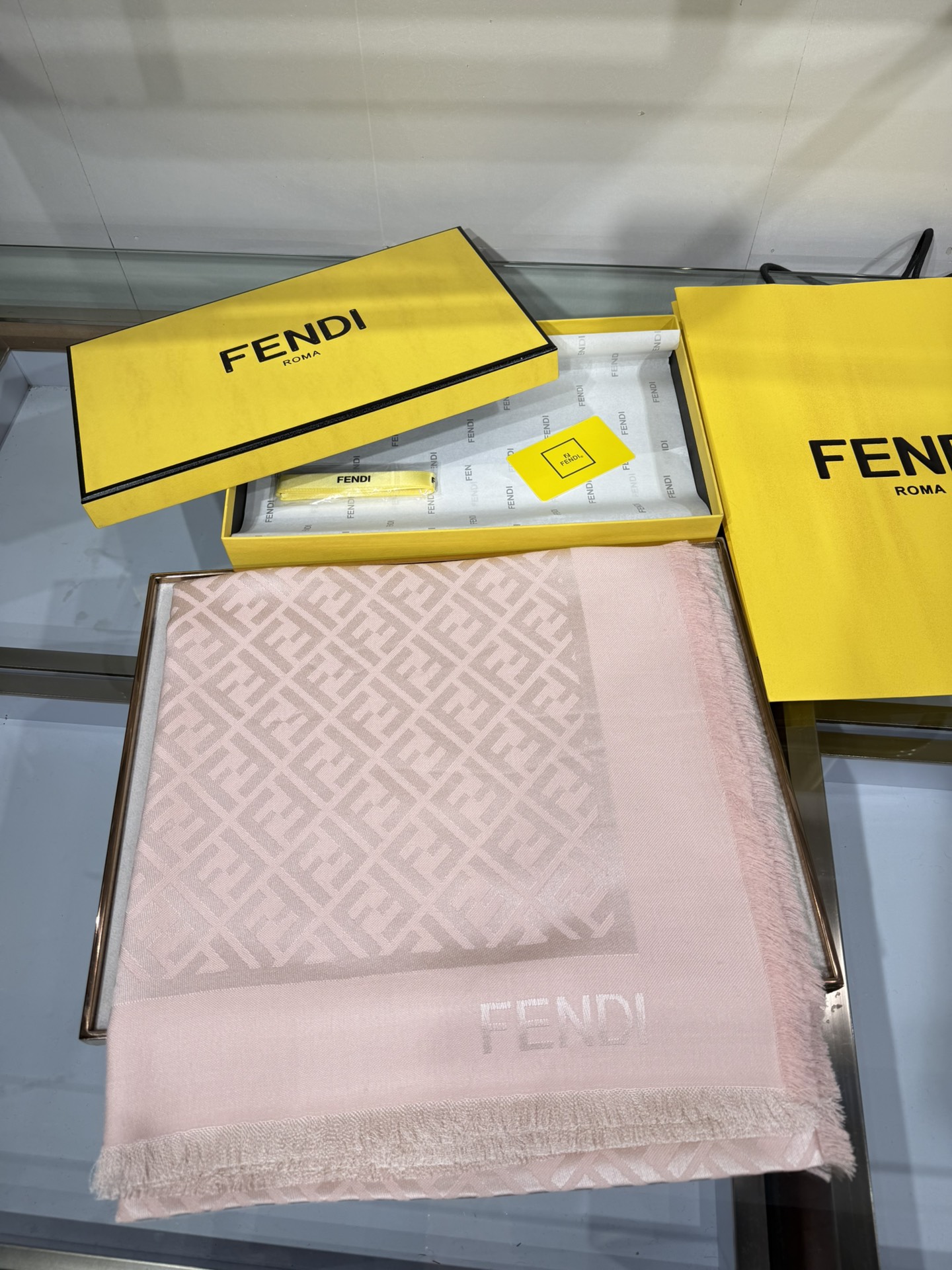 💟诠释什么叫高端顶奢产品～羊绒+羊毛方巾Fendi 卓尔不凡，高级有气场！！】非常抬人！永远加分的F秋冬