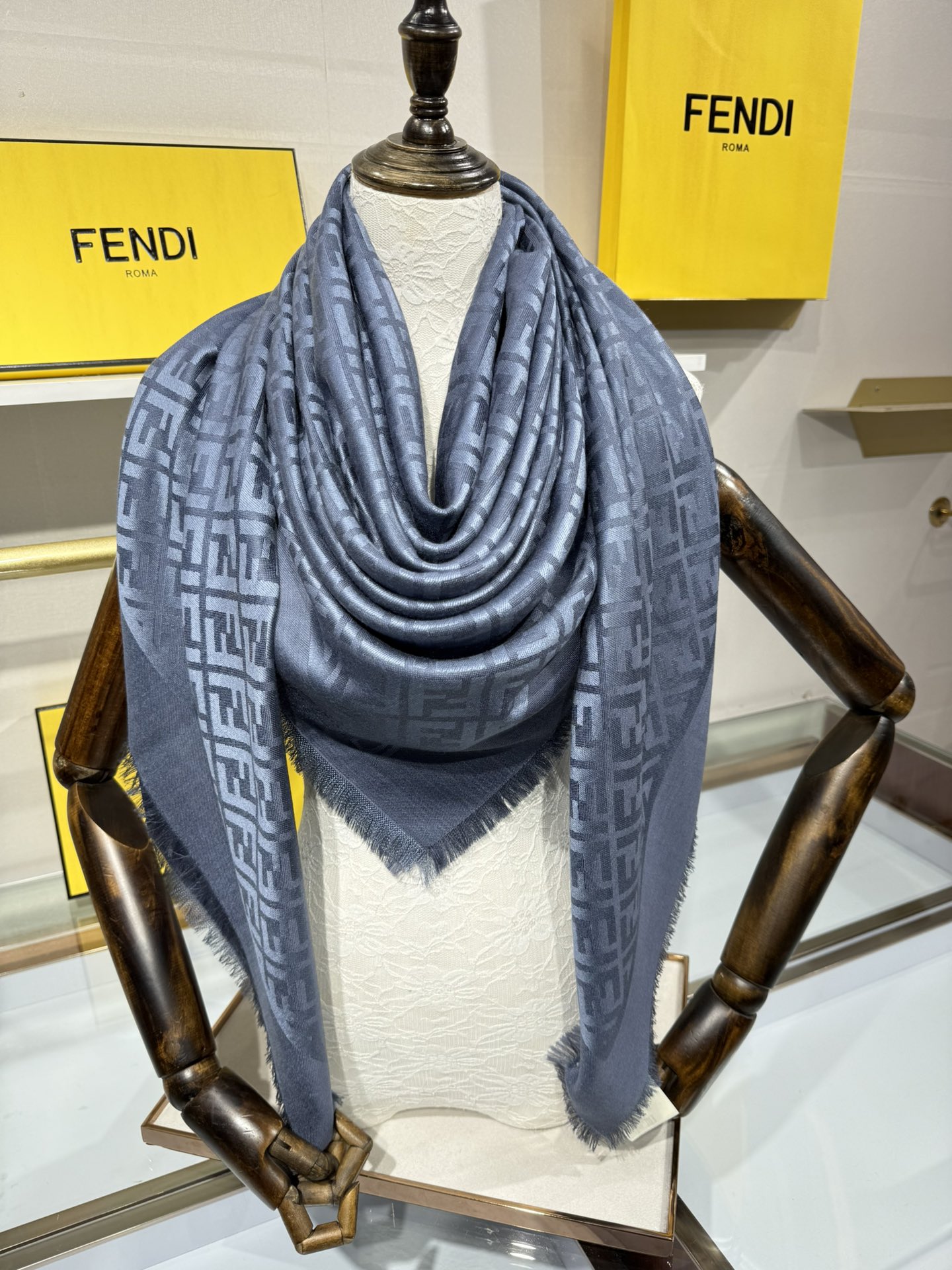💟诠释什么叫高端顶奢产品～羊绒+羊毛方巾Fendi 卓尔不凡，高级有气场！！】非常抬人！永远加分的F秋冬
