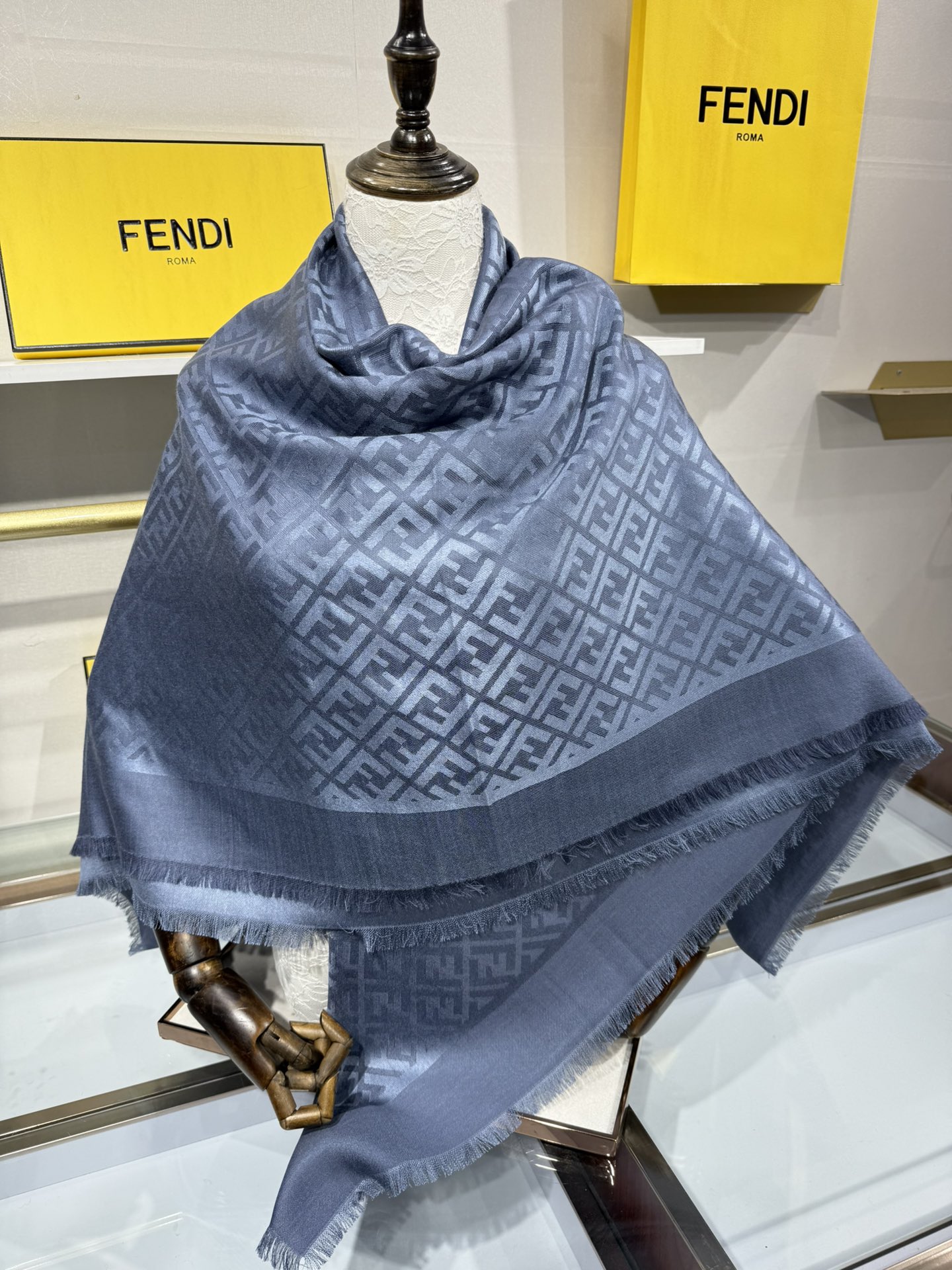 💟诠释什么叫高端顶奢产品～羊绒+羊毛方巾Fendi 卓尔不凡，高级有气场！！】非常抬人！永远加分的F秋冬