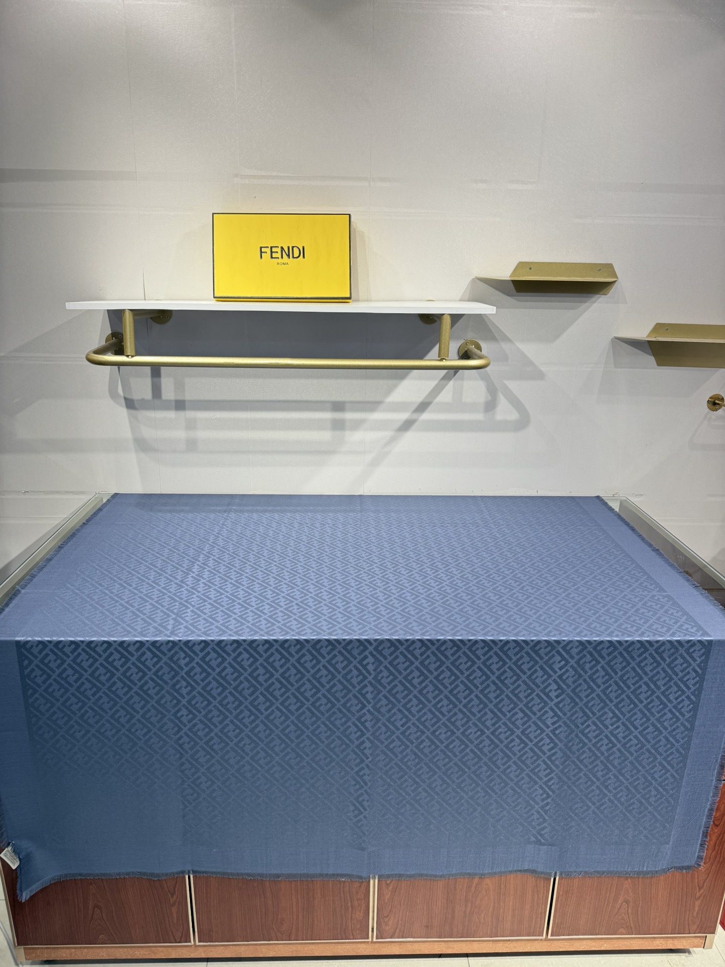 💟诠释什么叫高端顶奢产品～羊绒+羊毛方巾Fendi 卓尔不凡，高级有气场！！】非常抬人！永远加分的F秋冬