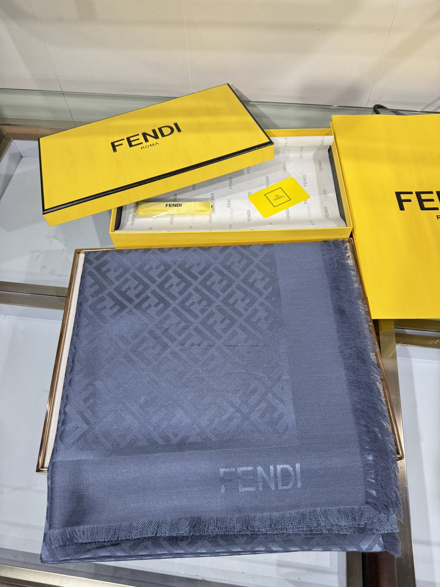 💟诠释什么叫高端顶奢产品～羊绒+羊毛方巾Fendi 卓尔不凡，高级有气场！！】非常抬人！永远加分的F秋冬