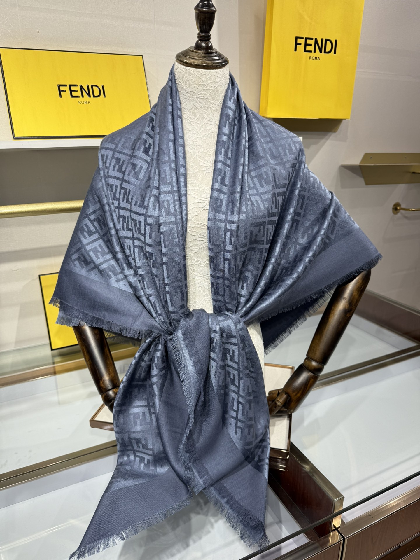 💟诠释什么叫高端顶奢产品～羊绒+羊毛方巾Fendi 卓尔不凡，高级有气场！！】非常抬人！永远加分的F秋冬