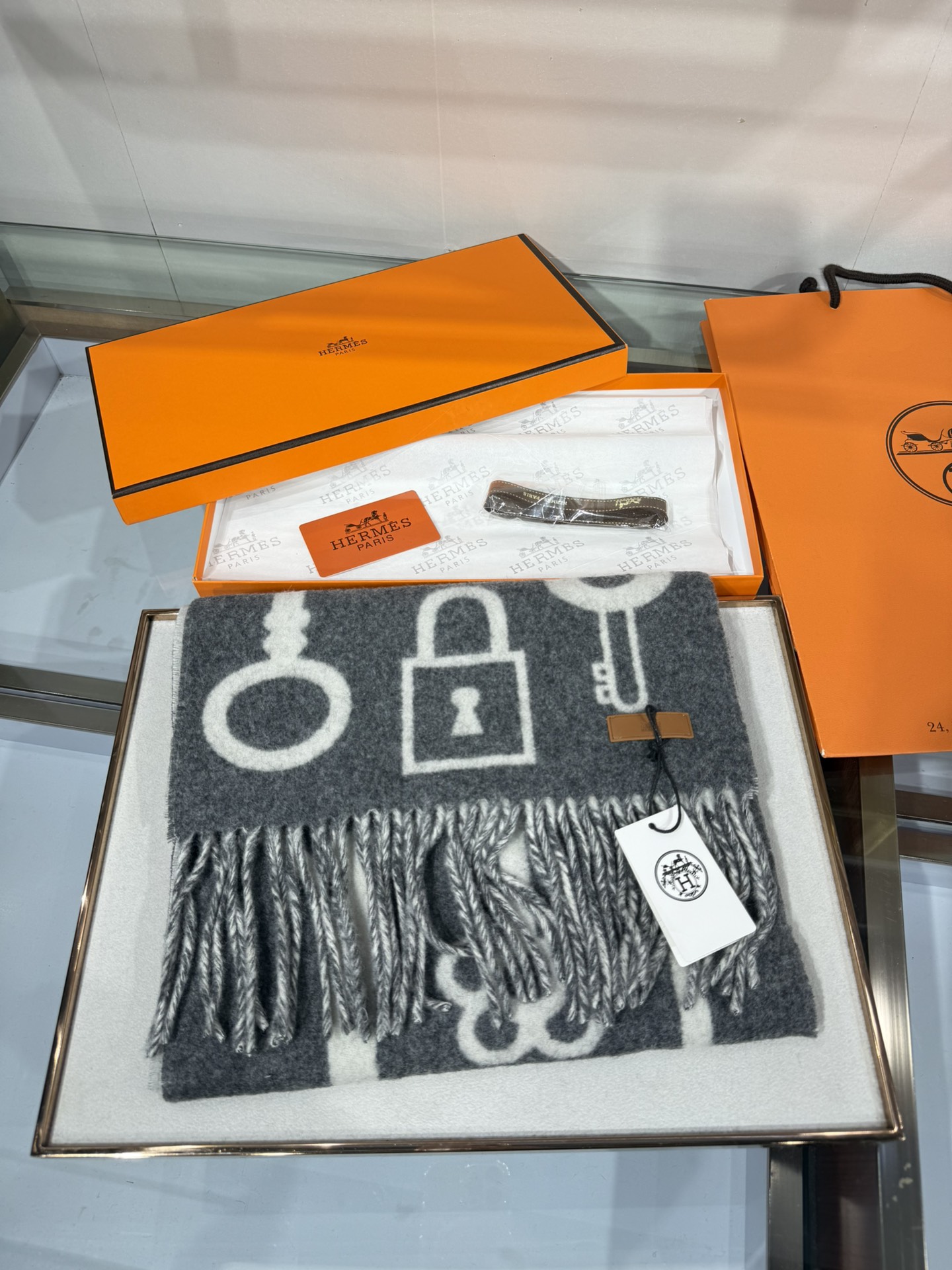 💟【H钥匙图案羊毛围巾｜解锁优雅密码】以精纺羊毛织就经典，H家钥匙图案围巾（170*30cm），将品牌标