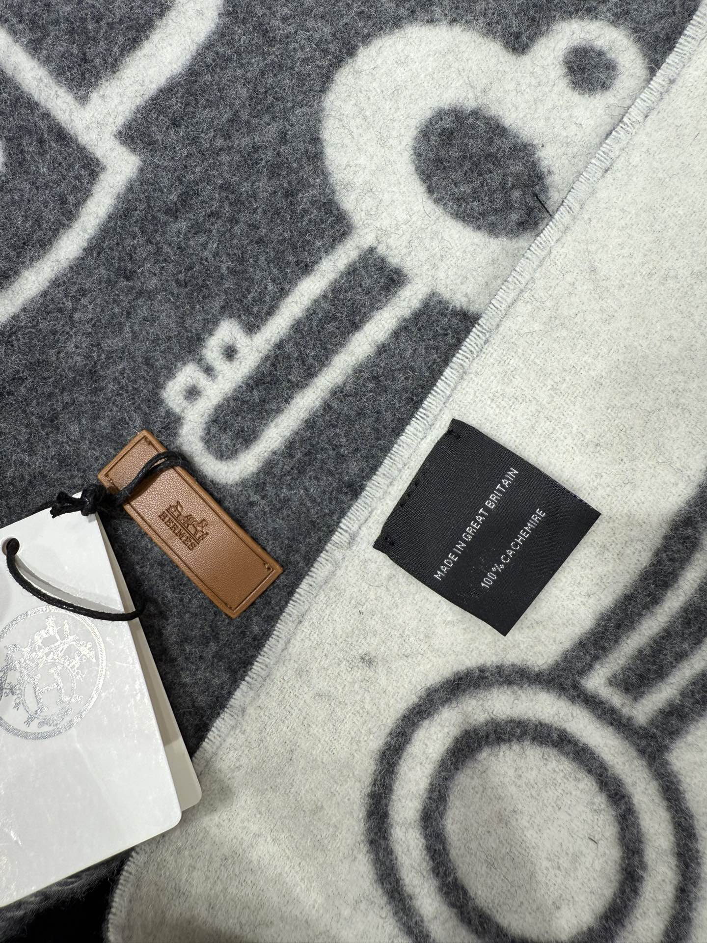 💟【H钥匙图案羊毛围巾｜解锁优雅密码】以精纺羊毛织就经典，H家钥匙图案围巾（170*30cm），将品牌标