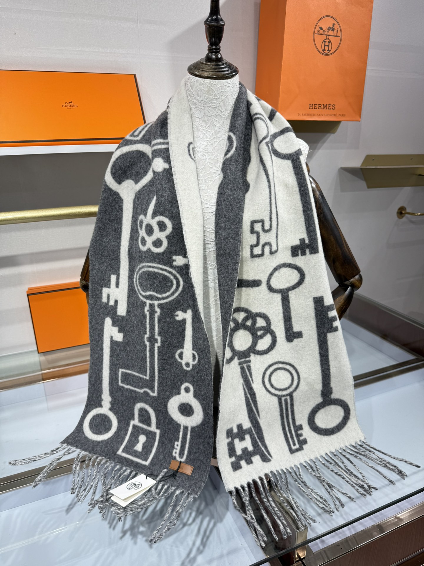 💟【H钥匙图案羊毛围巾｜解锁优雅密码】以精纺羊毛织就经典，H家钥匙图案围巾（170*30cm），将品牌标