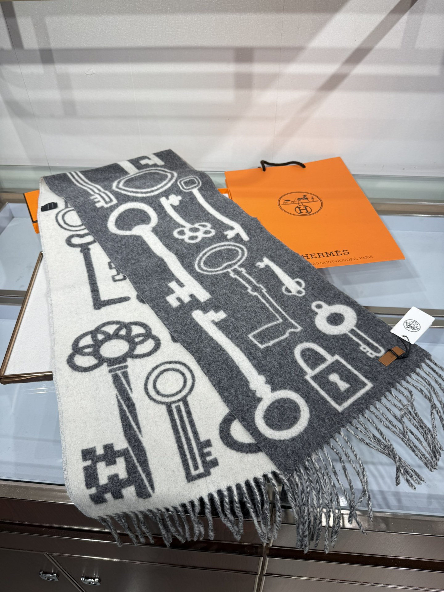 💟【H钥匙图案羊毛围巾｜解锁优雅密码】以精纺羊毛织就经典，H家钥匙图案围巾（170*30cm），将品牌标