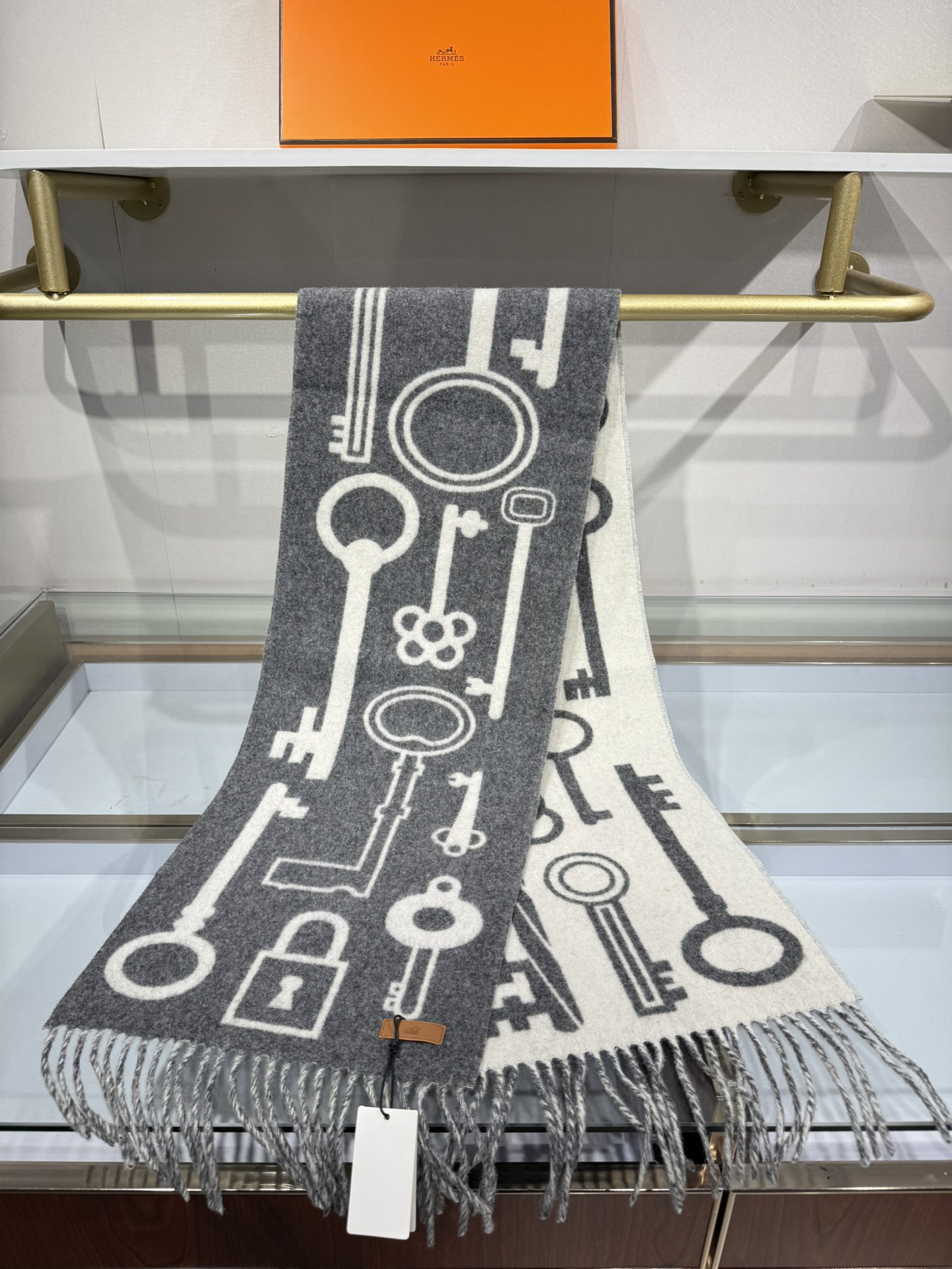 💟【H钥匙图案羊毛围巾｜解锁优雅密码】以精纺羊毛织就经典，H家钥匙图案围巾（170*30cm），将品牌标