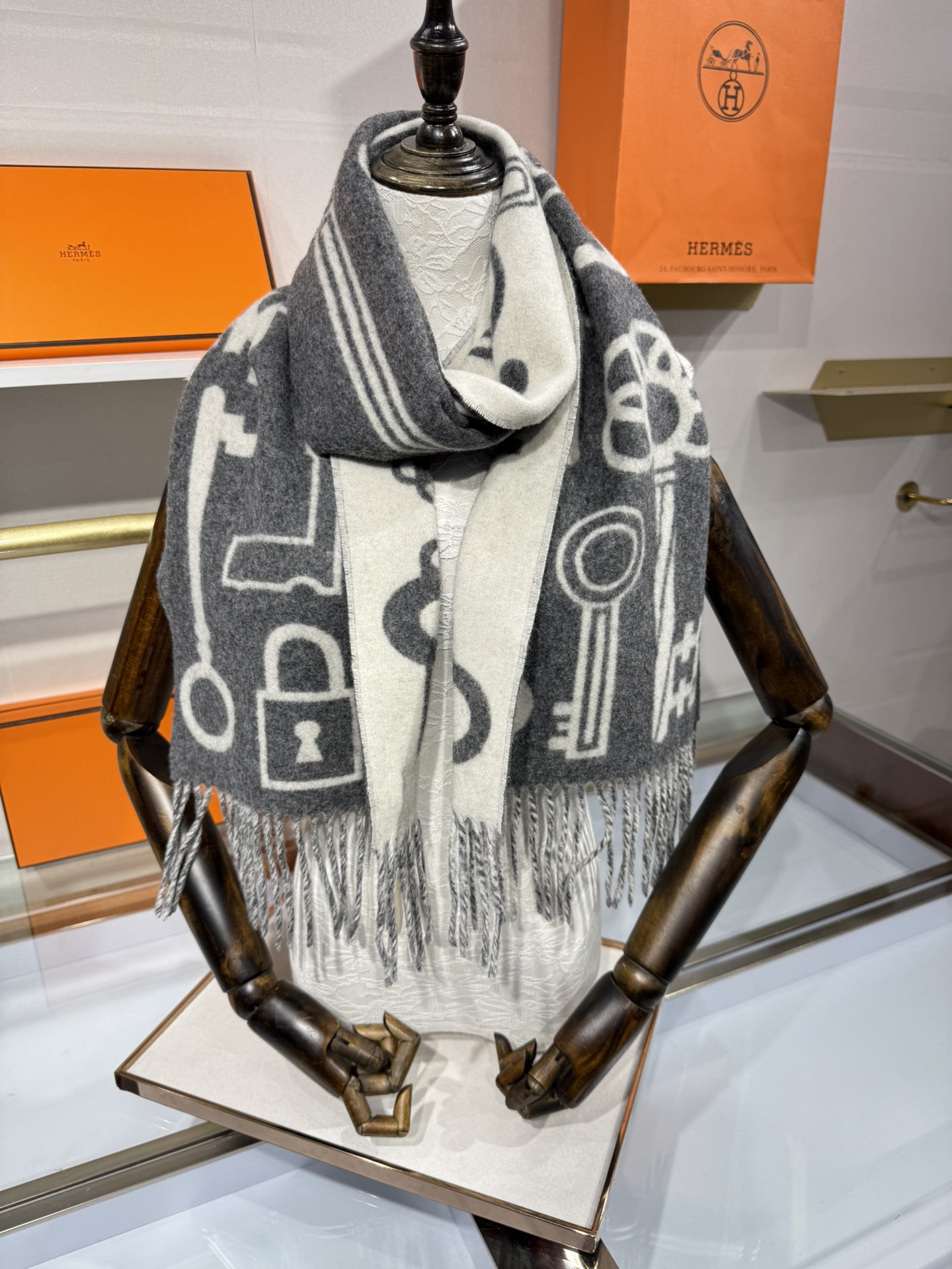 💟【H钥匙图案羊毛围巾｜解锁优雅密码】以精纺羊毛织就经典，H家钥匙图案围巾（170*30cm），将品牌标