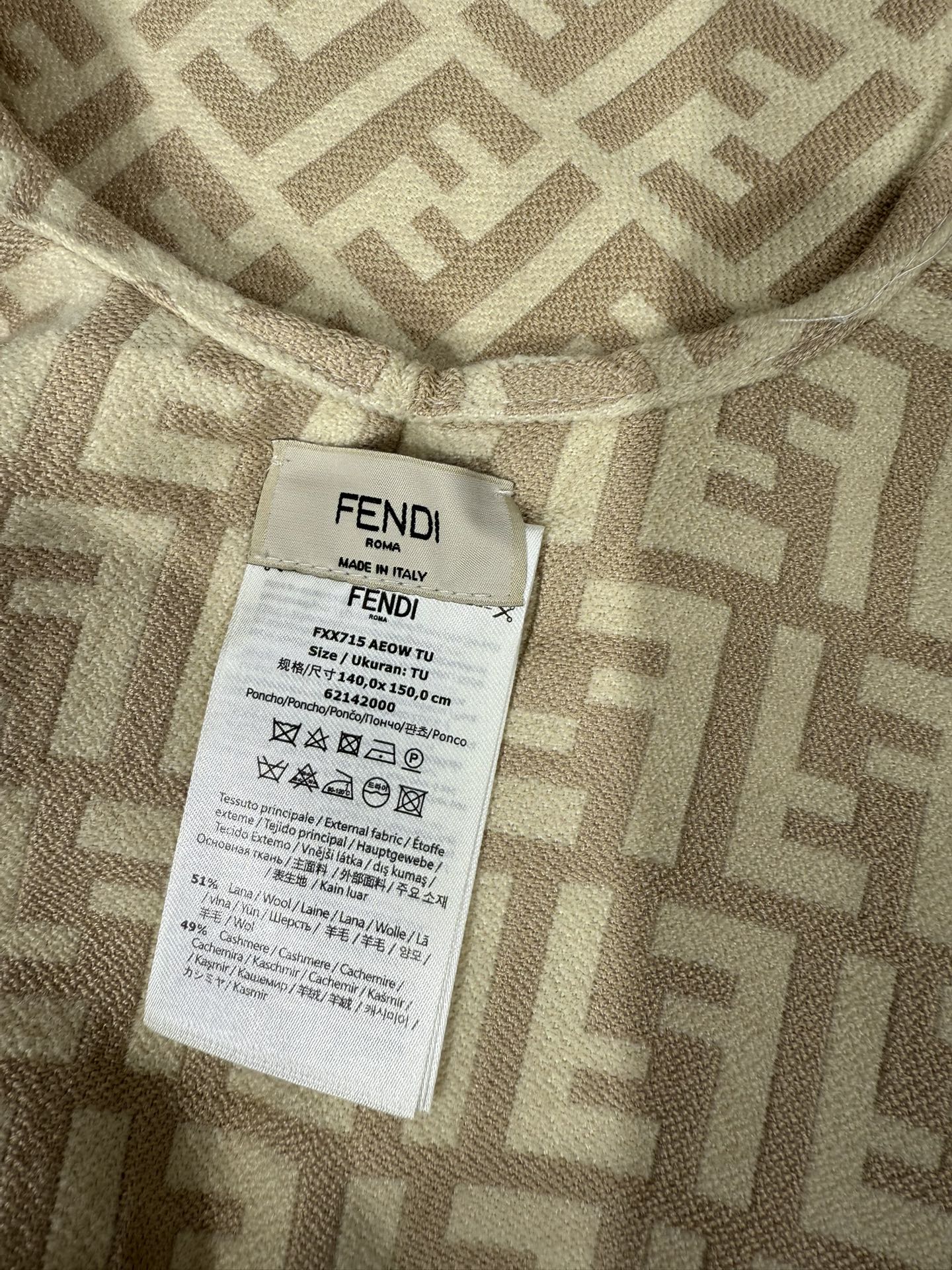 💟爆款来了新款免代购❗️极品‼️重磅最新经典FF字母元素羊毛斗篷，大极品‼️F主打的斗篷，专柜也是刚上架