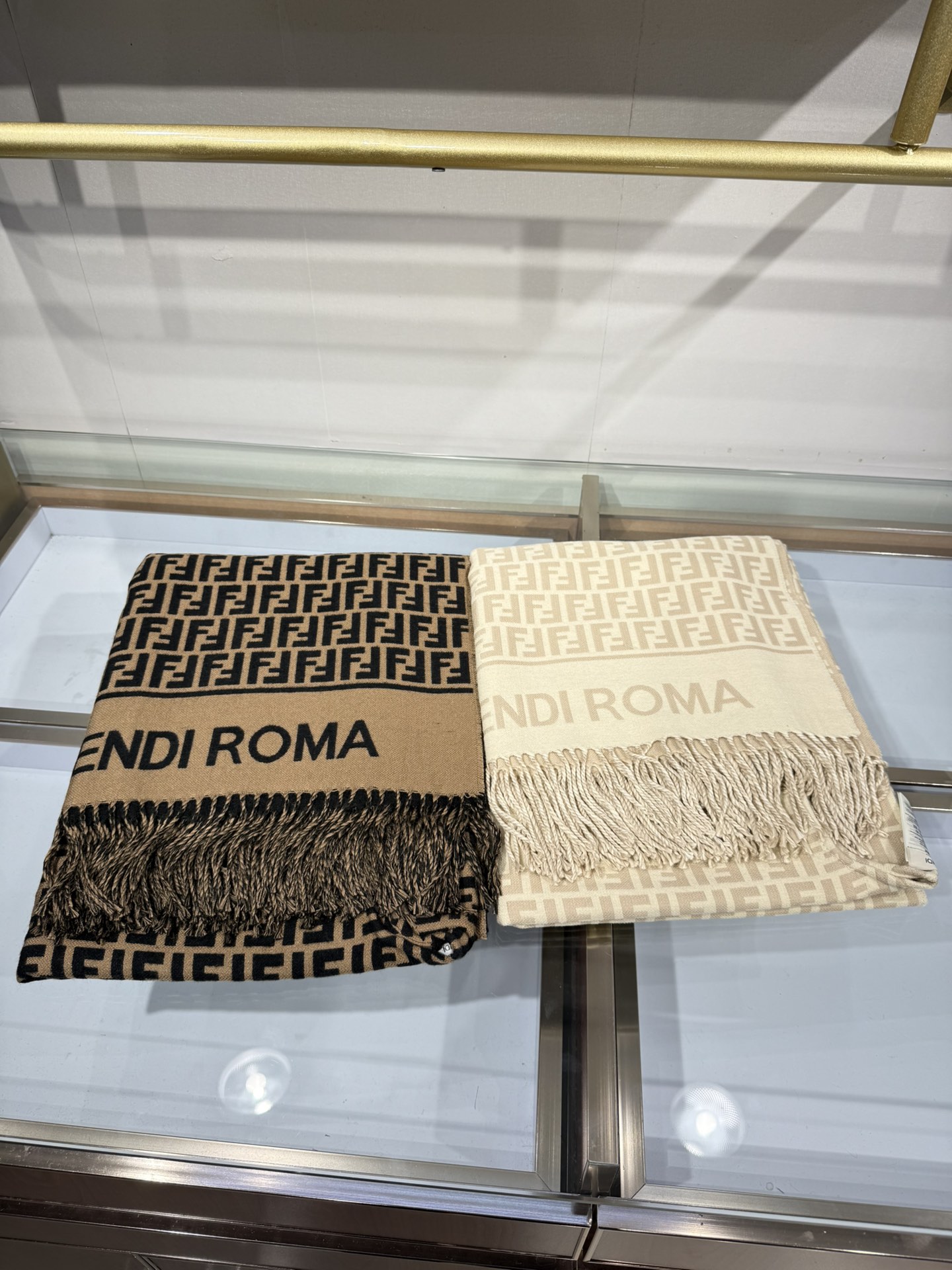 💟爆款来了新款免代购❗️极品‼️重磅最新经典FF字母元素羊毛斗篷，大极品‼️F主打的斗篷，专柜也是刚上架