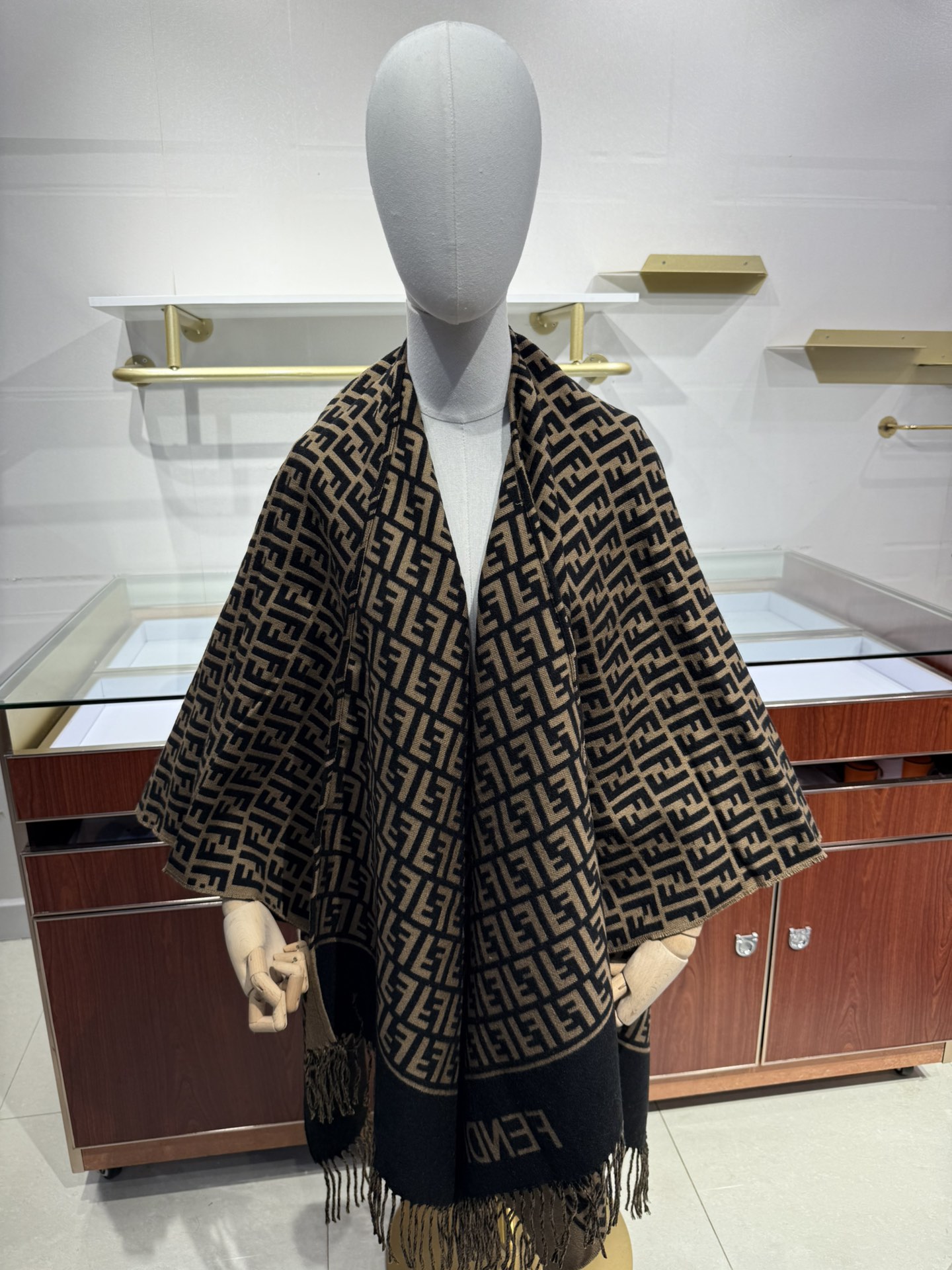 💟爆款来了新款免代购❗️极品‼️重磅最新经典FF字母元素羊毛斗篷，大极品‼️F主打的斗篷，专柜也是刚上架