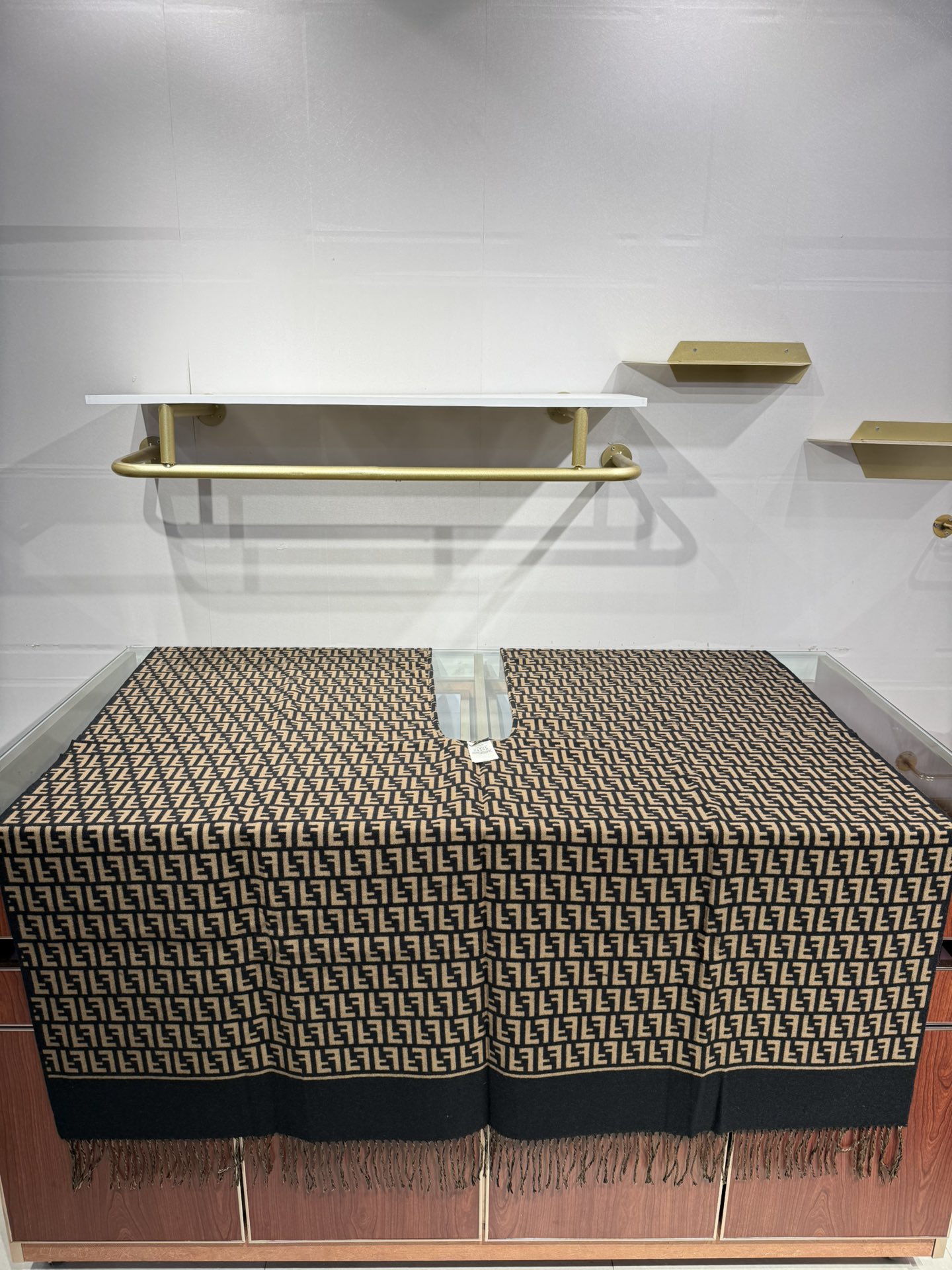 💟爆款来了新款免代购❗️极品‼️重磅最新经典FF字母元素羊毛斗篷，大极品‼️F主打的斗篷，专柜也是刚上架