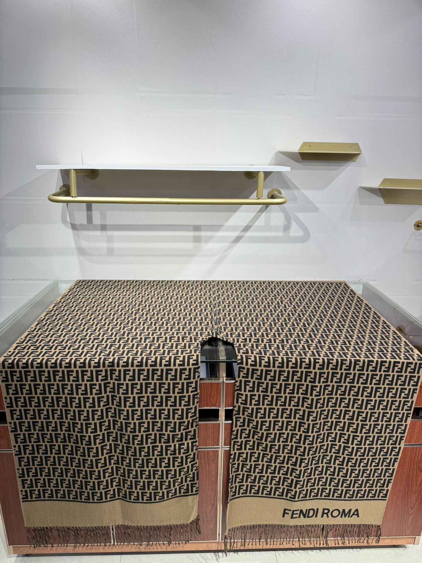 💟爆款来了新款免代购❗️极品‼️重磅最新经典FF字母元素羊毛斗篷，大极品‼️F主打的斗篷，专柜也是刚上架