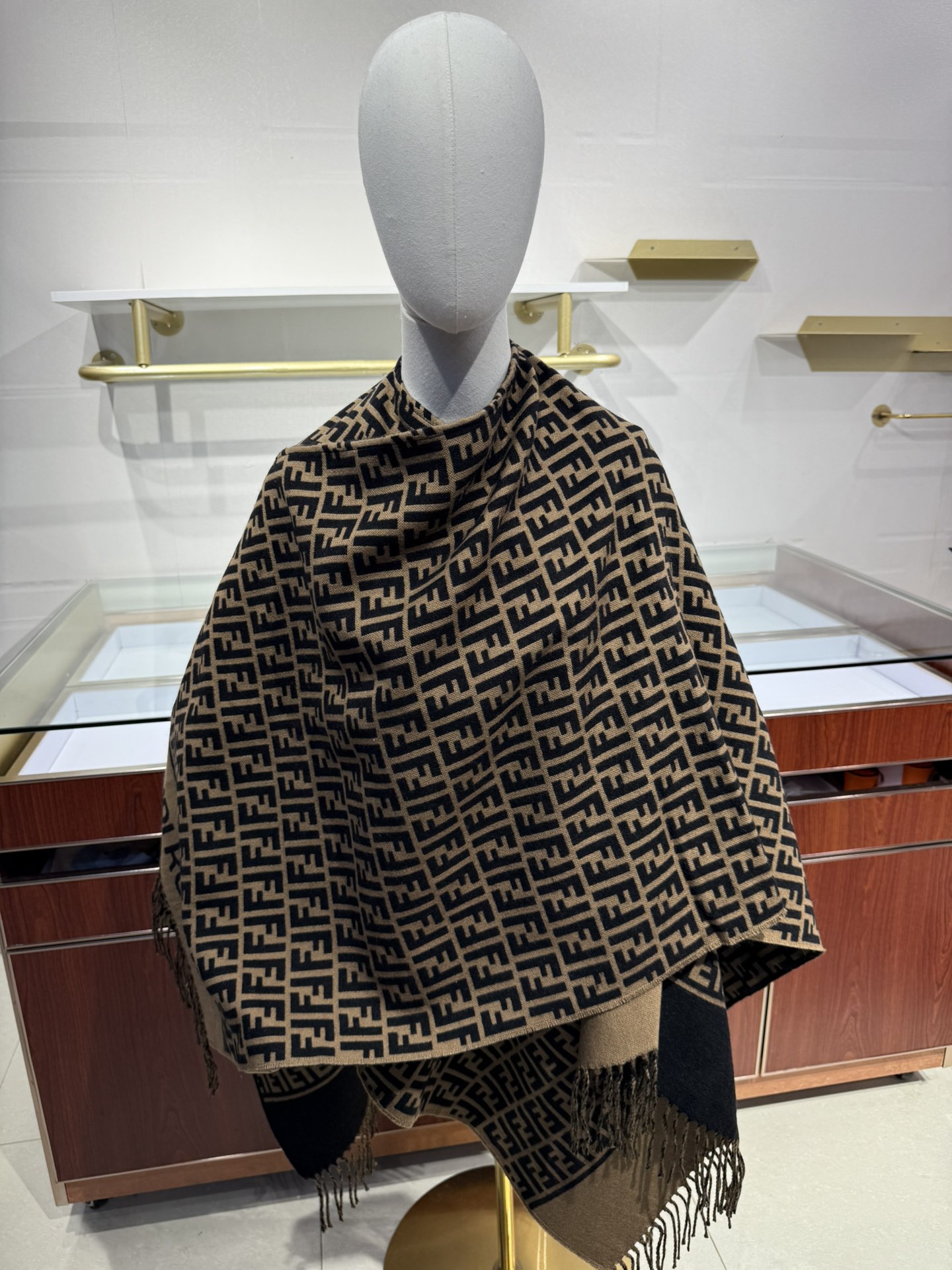 💟爆款来了新款免代购❗️极品‼️重磅最新经典FF字母元素羊毛斗篷，大极品‼️F主打的斗篷，专柜也是刚上架